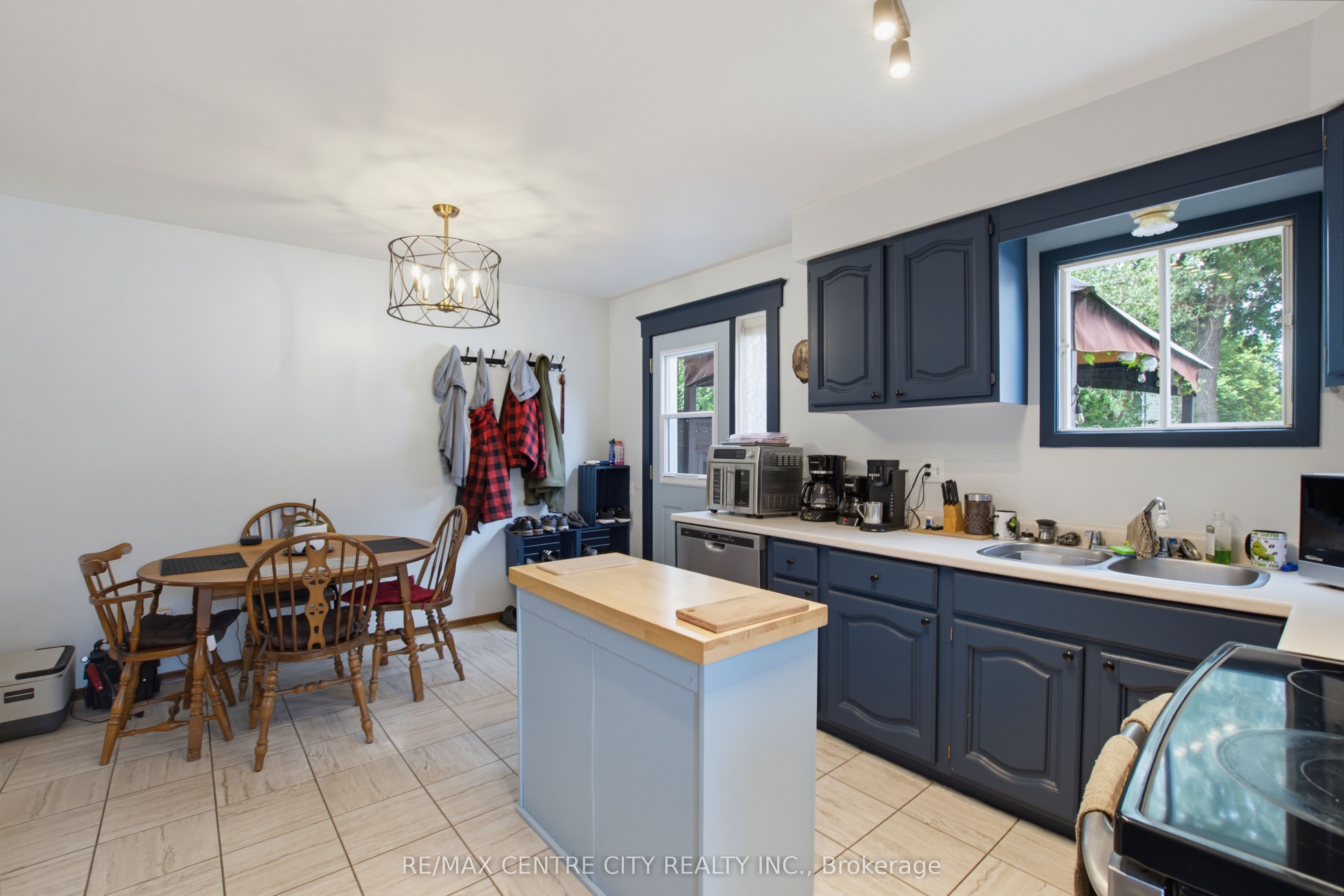 581 Deveron Crescent Property Photo 21