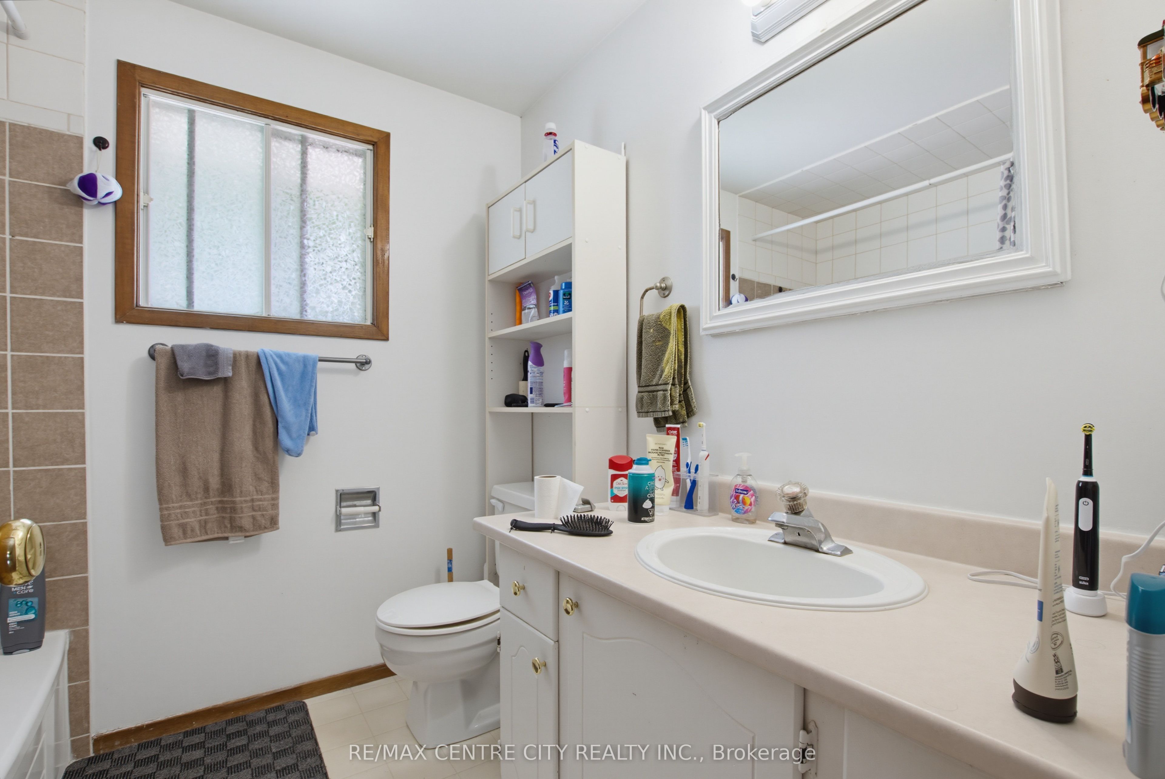 581 Deveron Crescent Property Photo 24