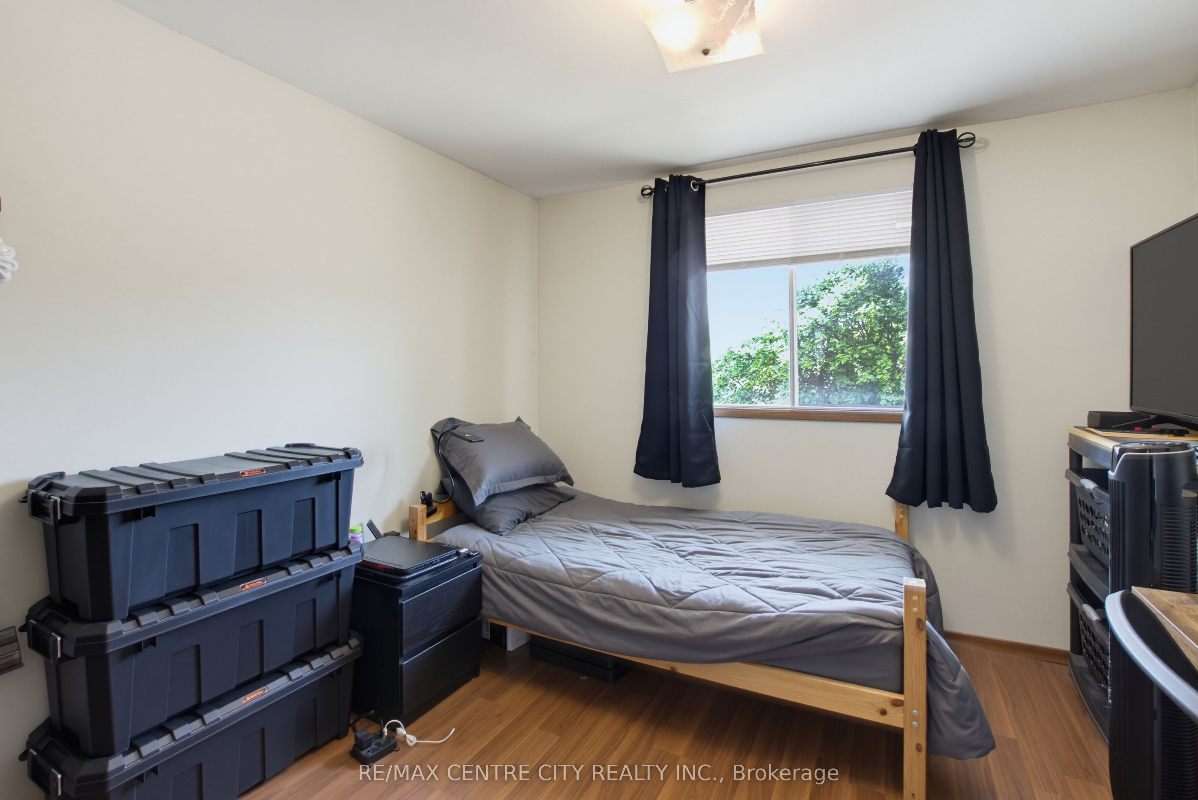 581 Deveron Crescent Property Photo 27