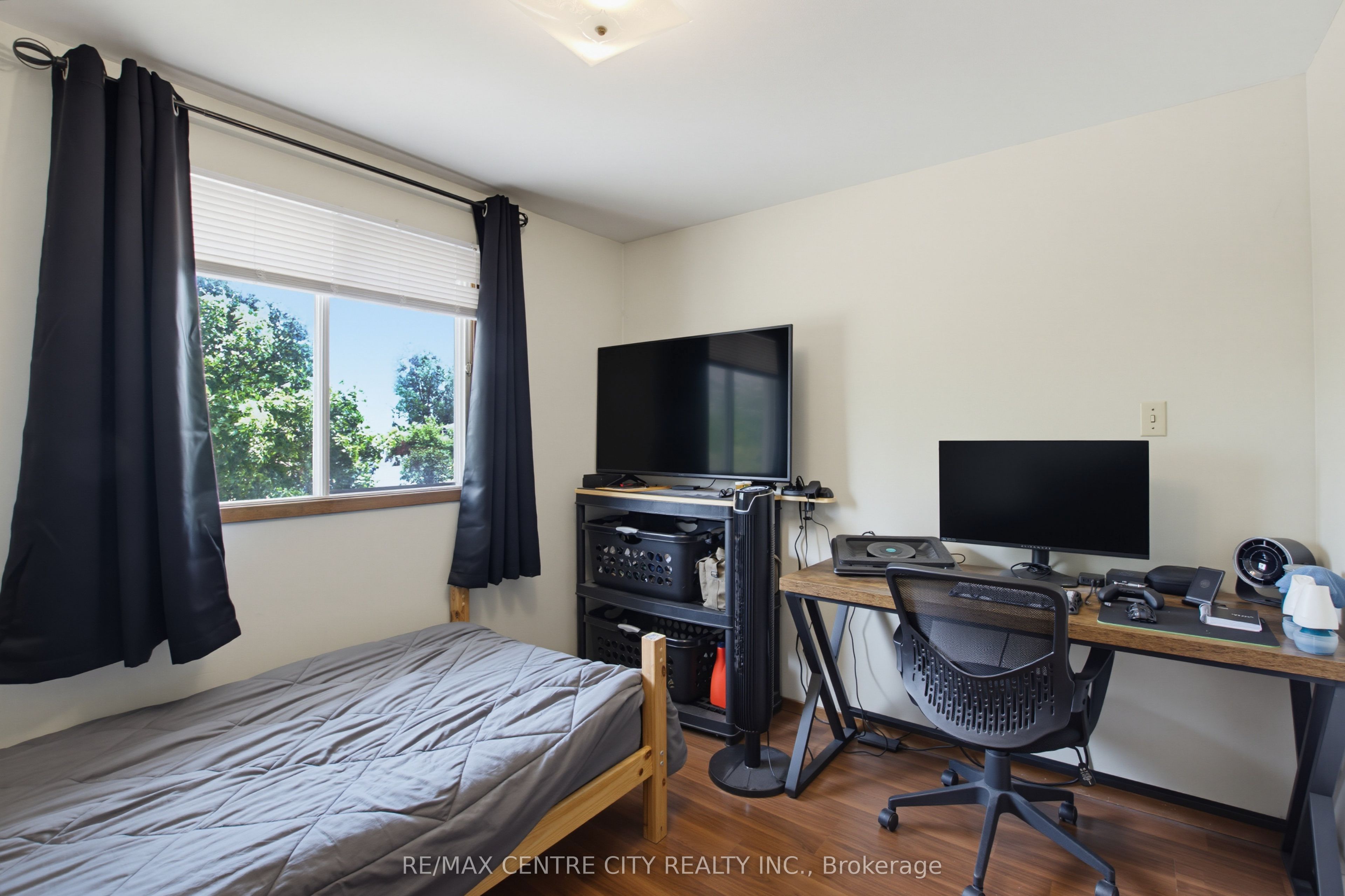 581 Deveron Crescent Property Photo 28
