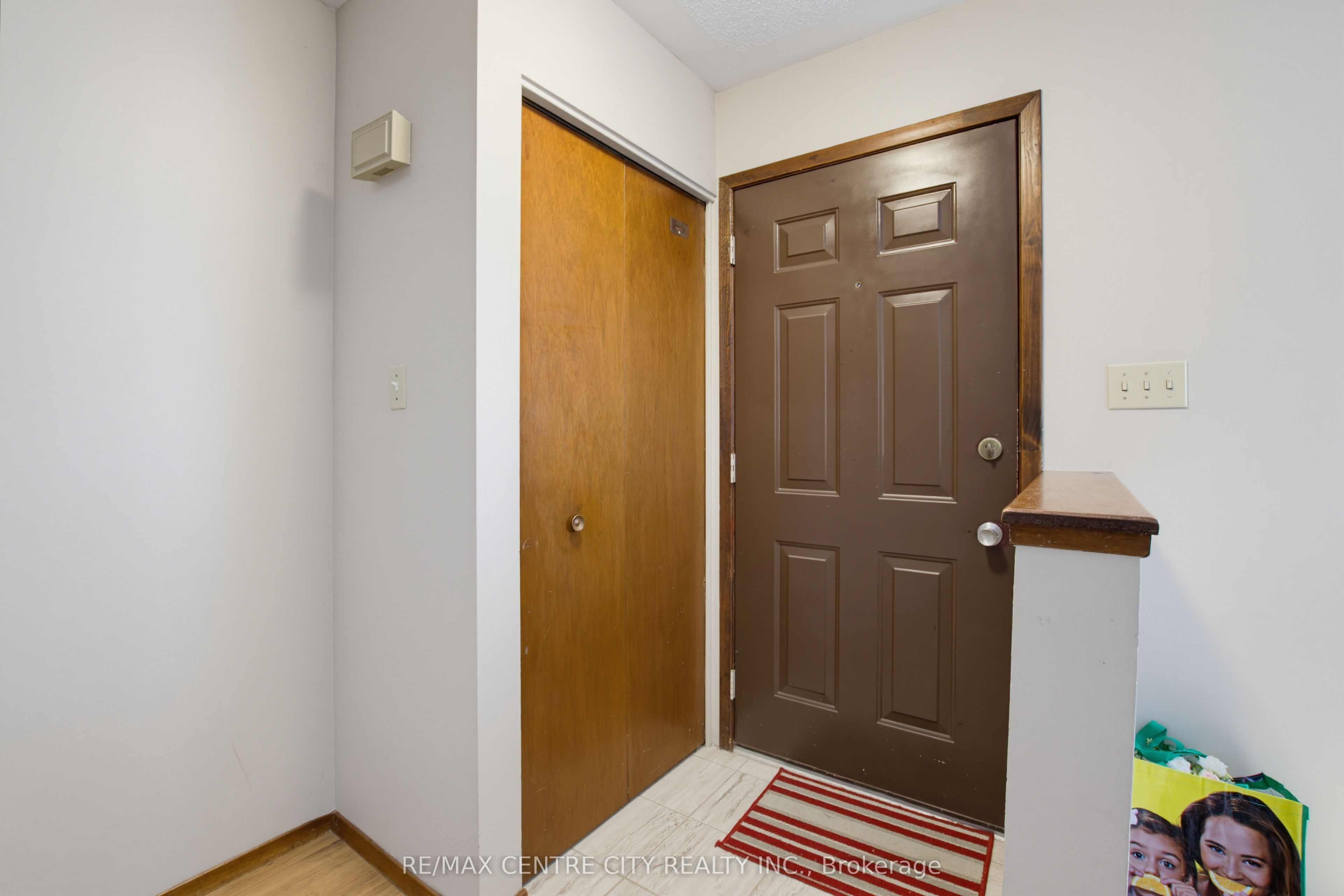 581 Deveron Crescent Property Photo 32