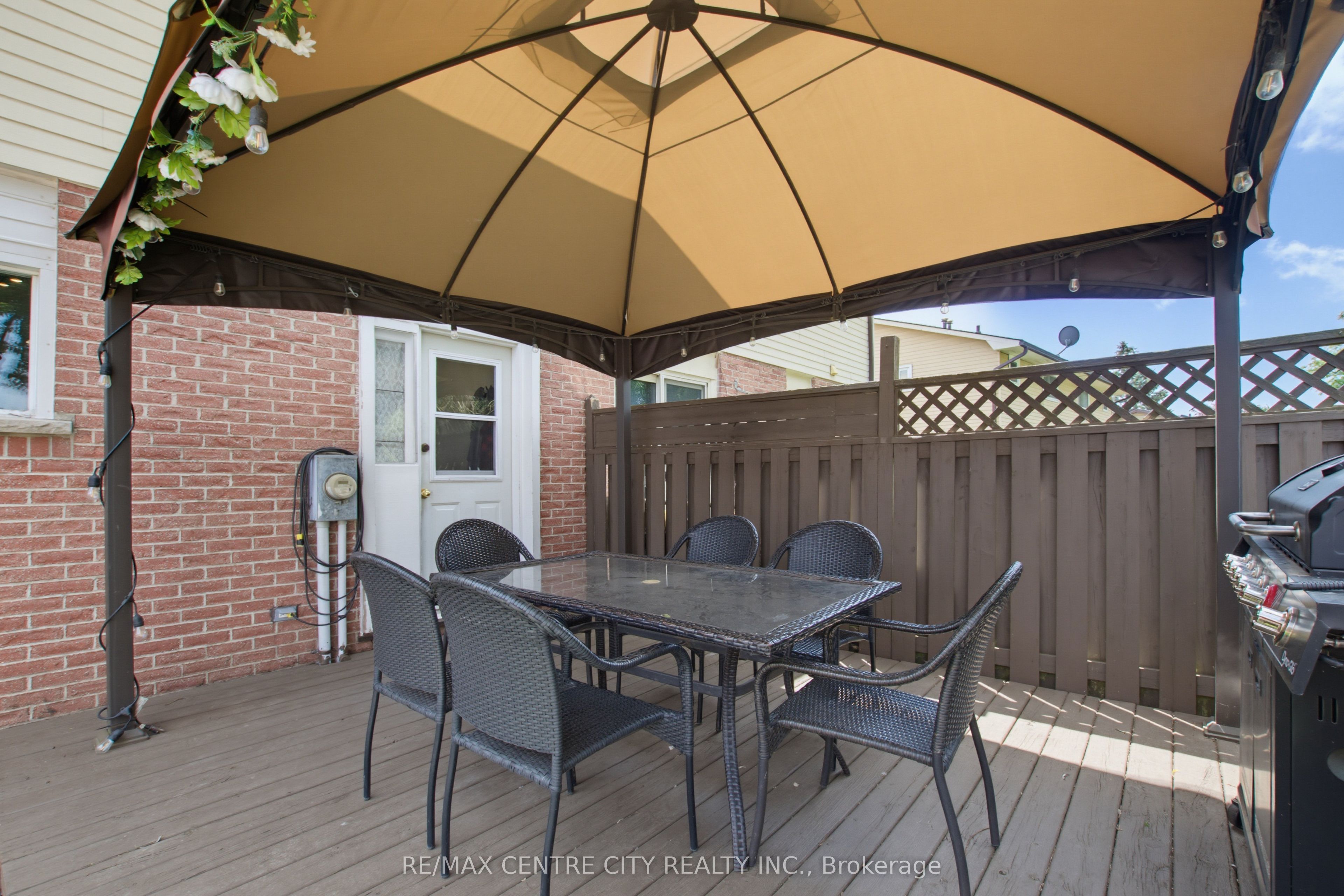 581 Deveron Crescent Property Photo 34