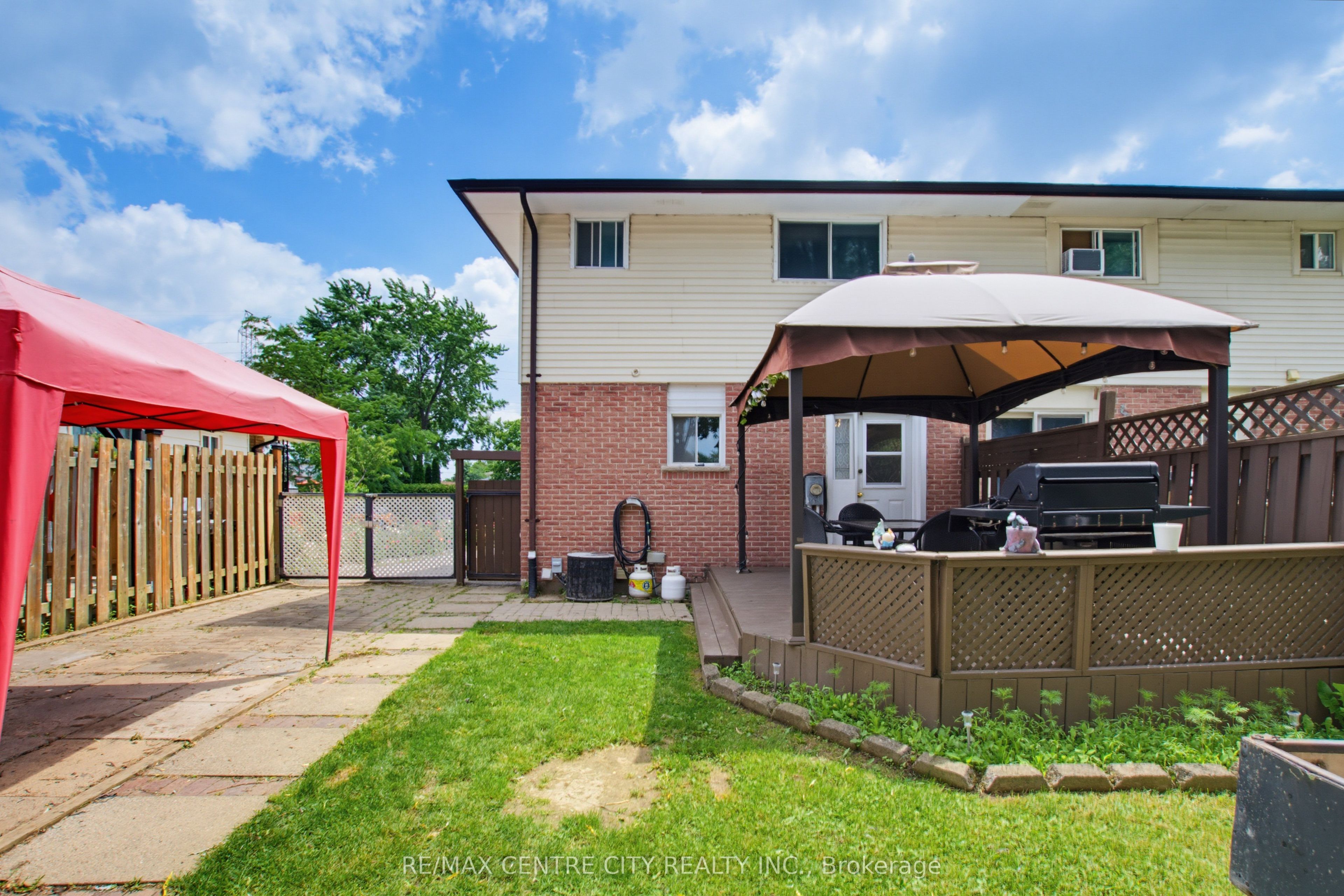 581 Deveron Crescent Property Photo 35