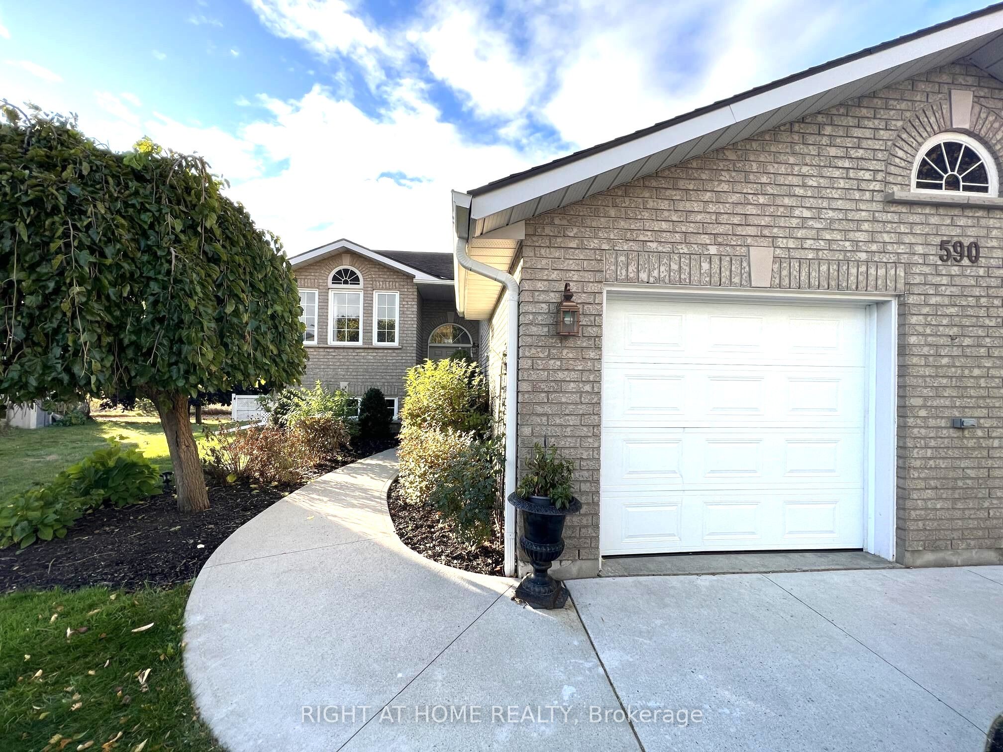 590 Arbour Crescent Property Photo 3