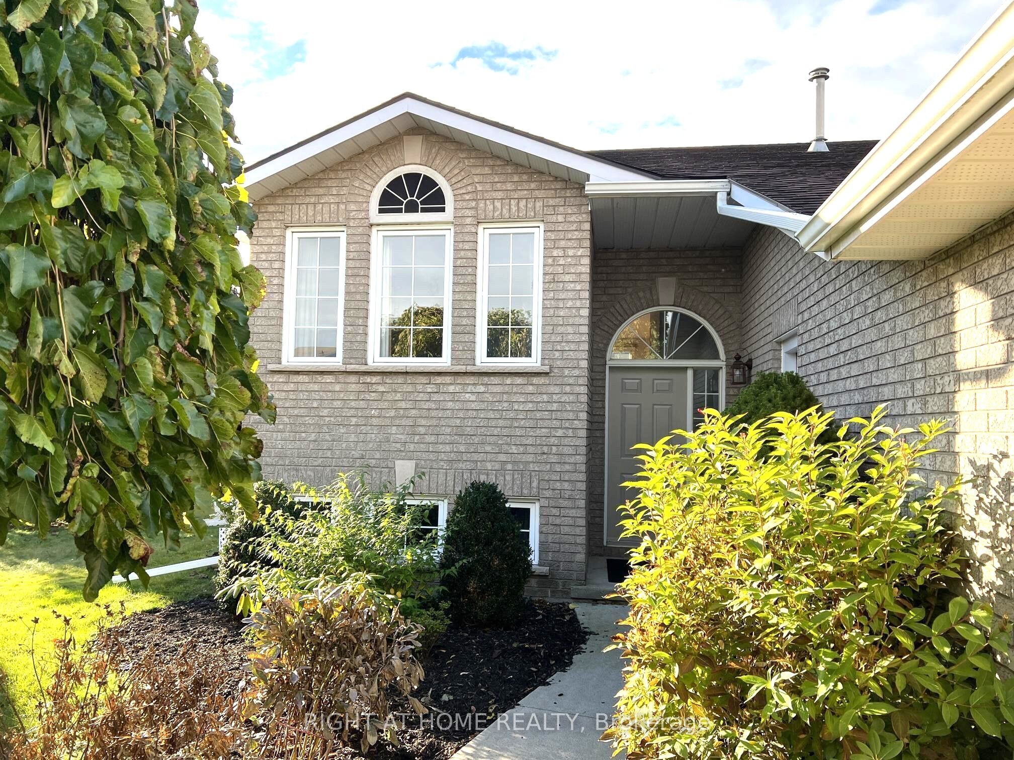 590 Arbour Crescent Property Photo 4