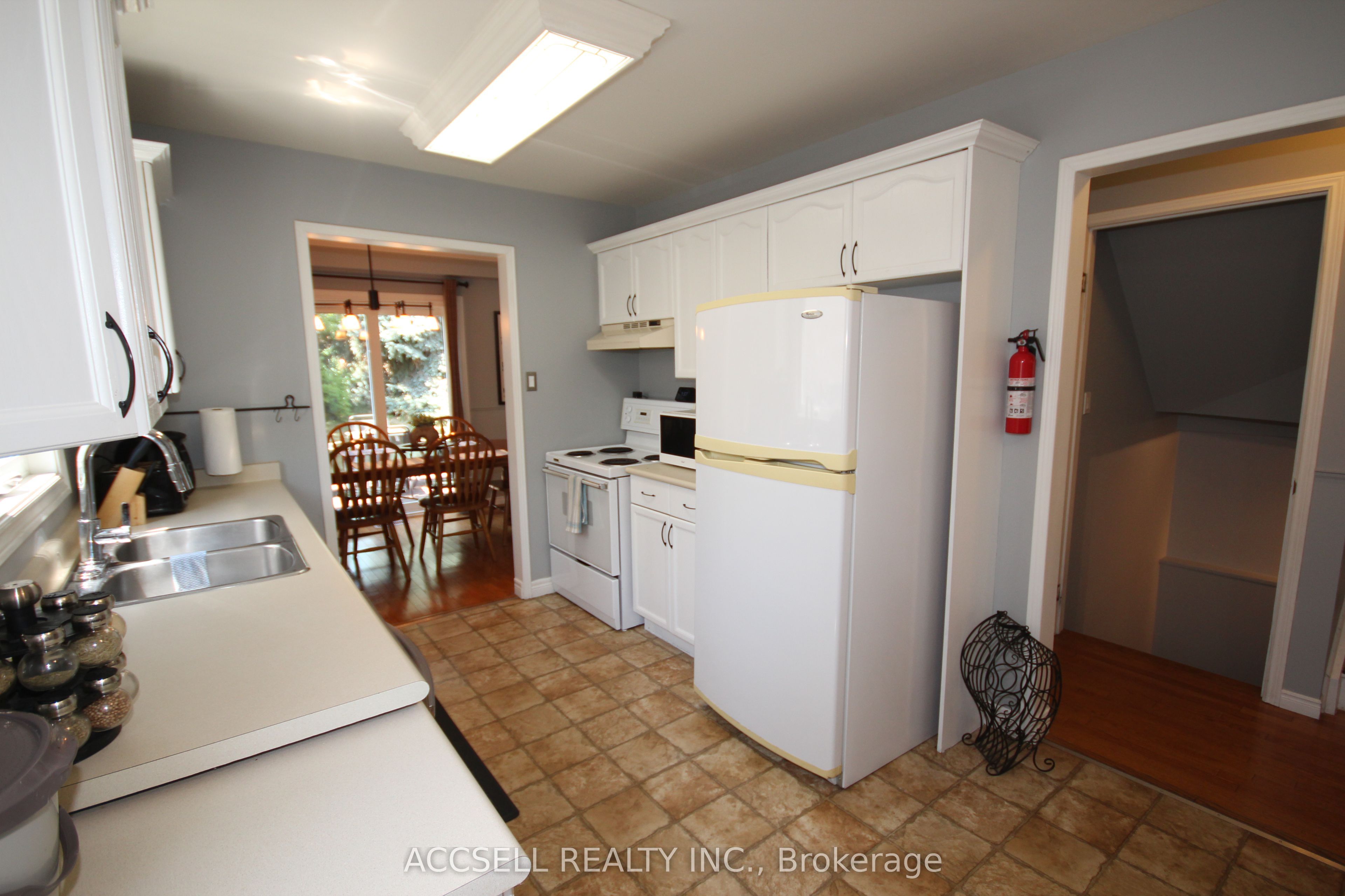877 Shelborne Street Property Photo 4