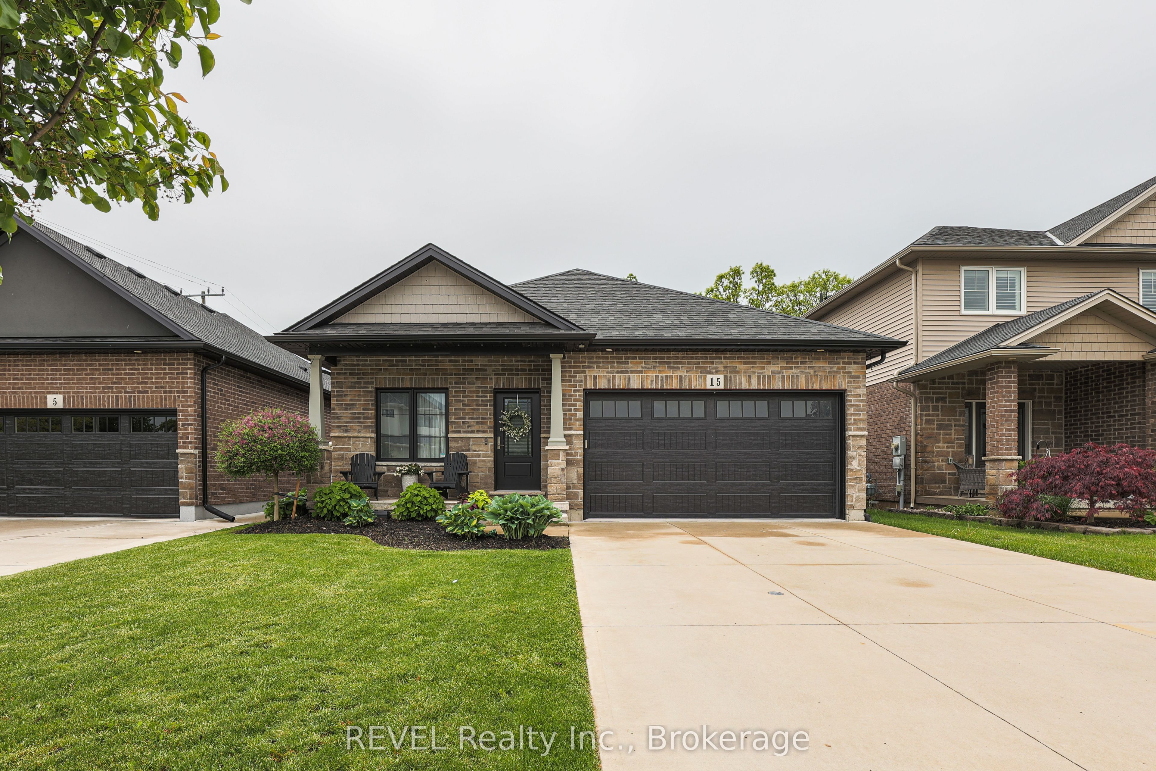 15 Willowbrook Drive Property Photo 3