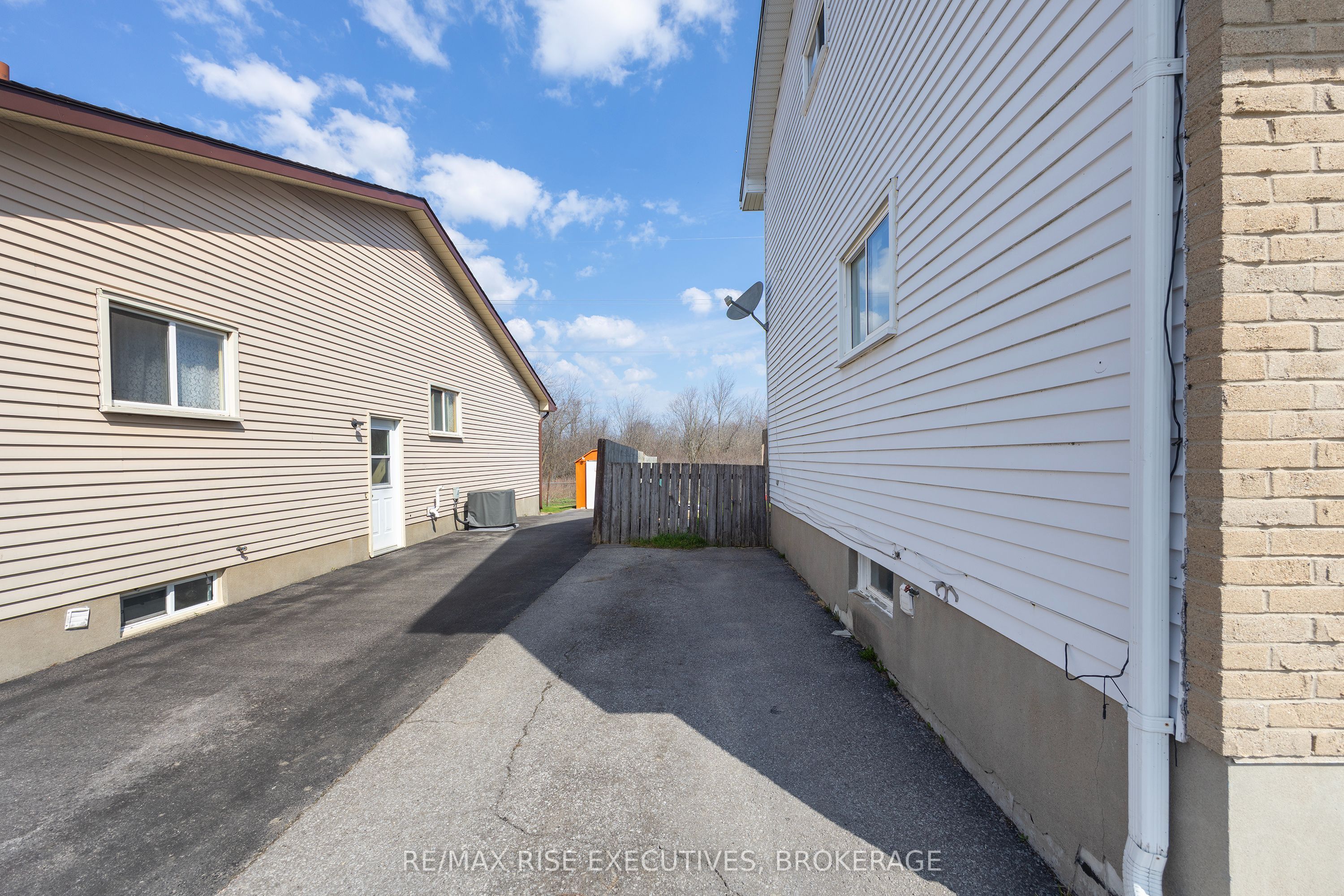 75 Wycliffe Crescent Property Photo 6