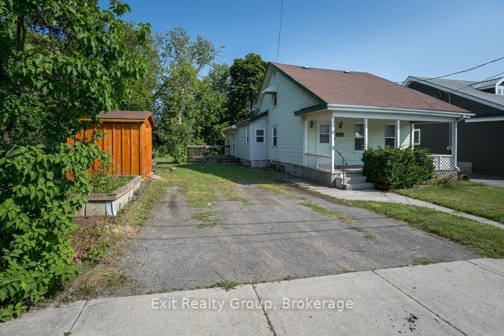 8 Ridley Street E Property Photo 3