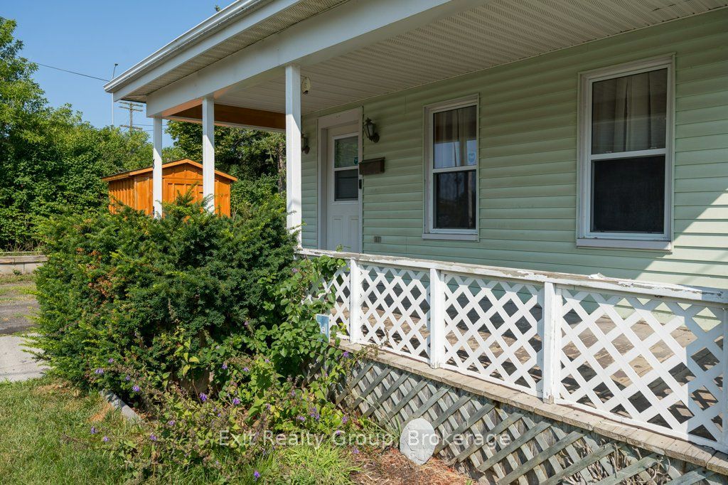 8 Ridley Street E Property Photo 5