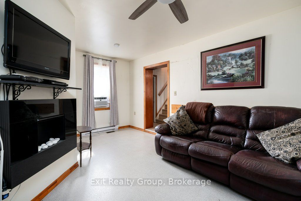 8 Ridley Street E Property Photo 18