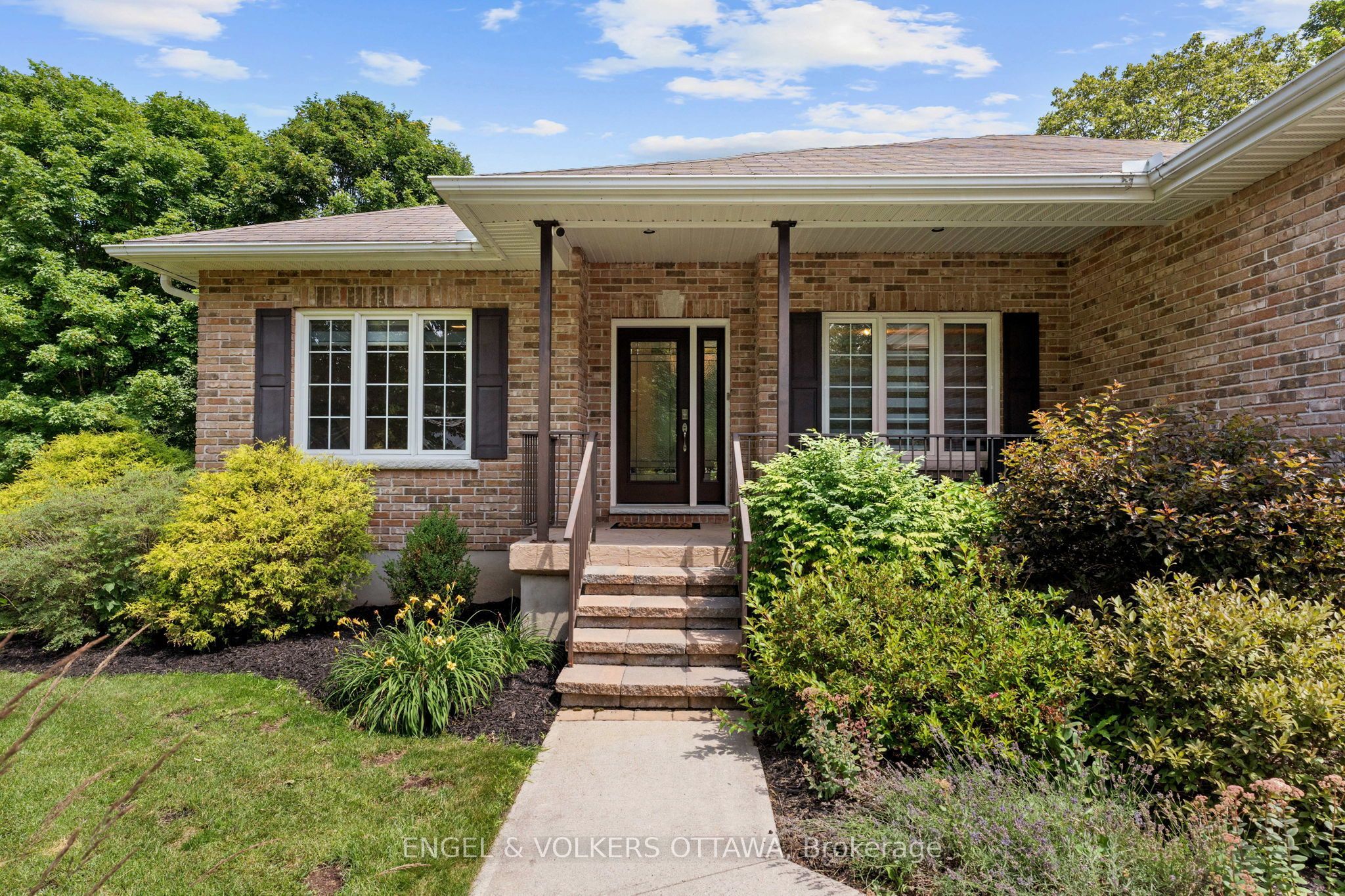 876 Center Street Property Photo 2
