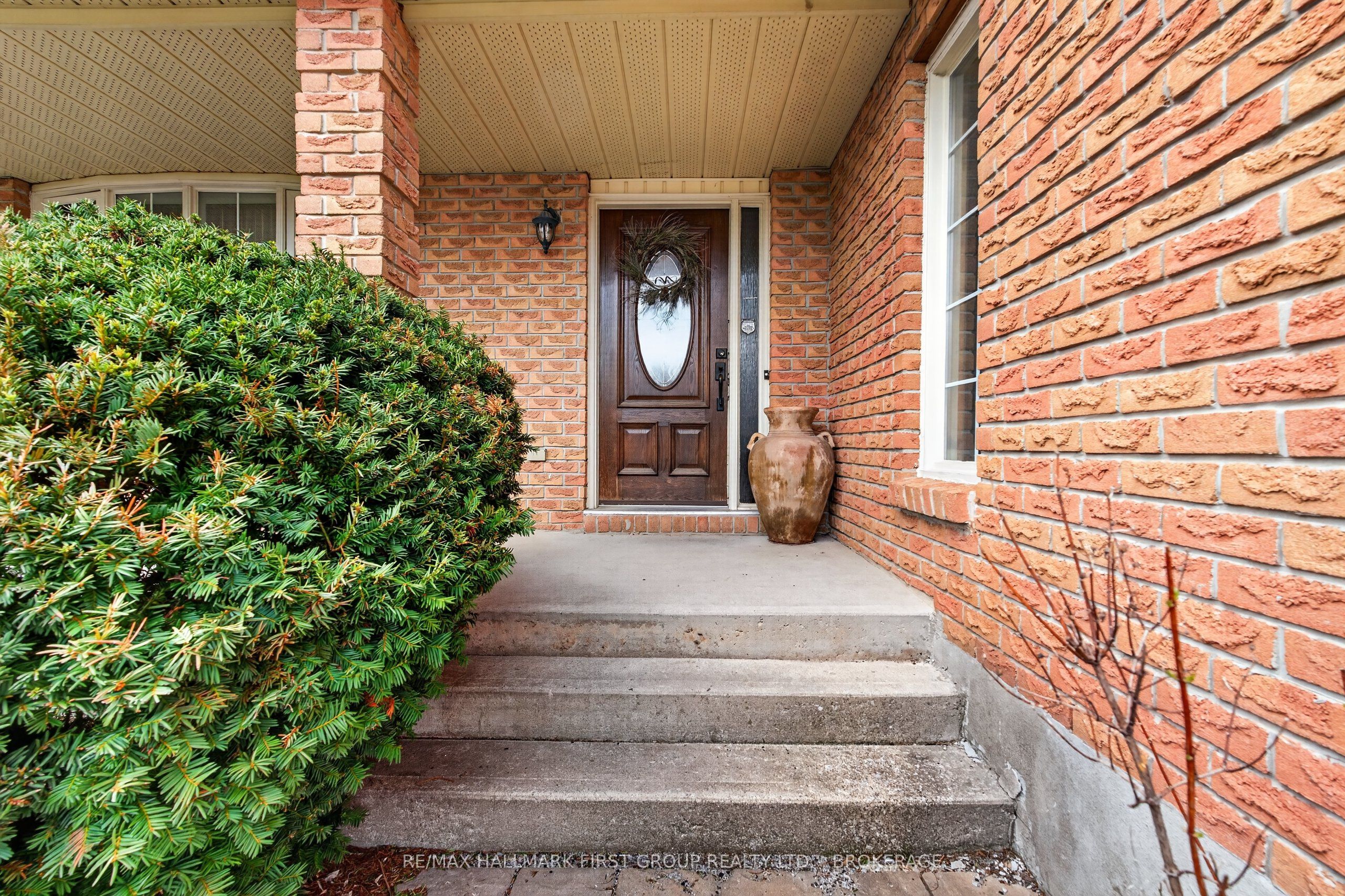 1130 Caitlin Crescent Property Photo 2