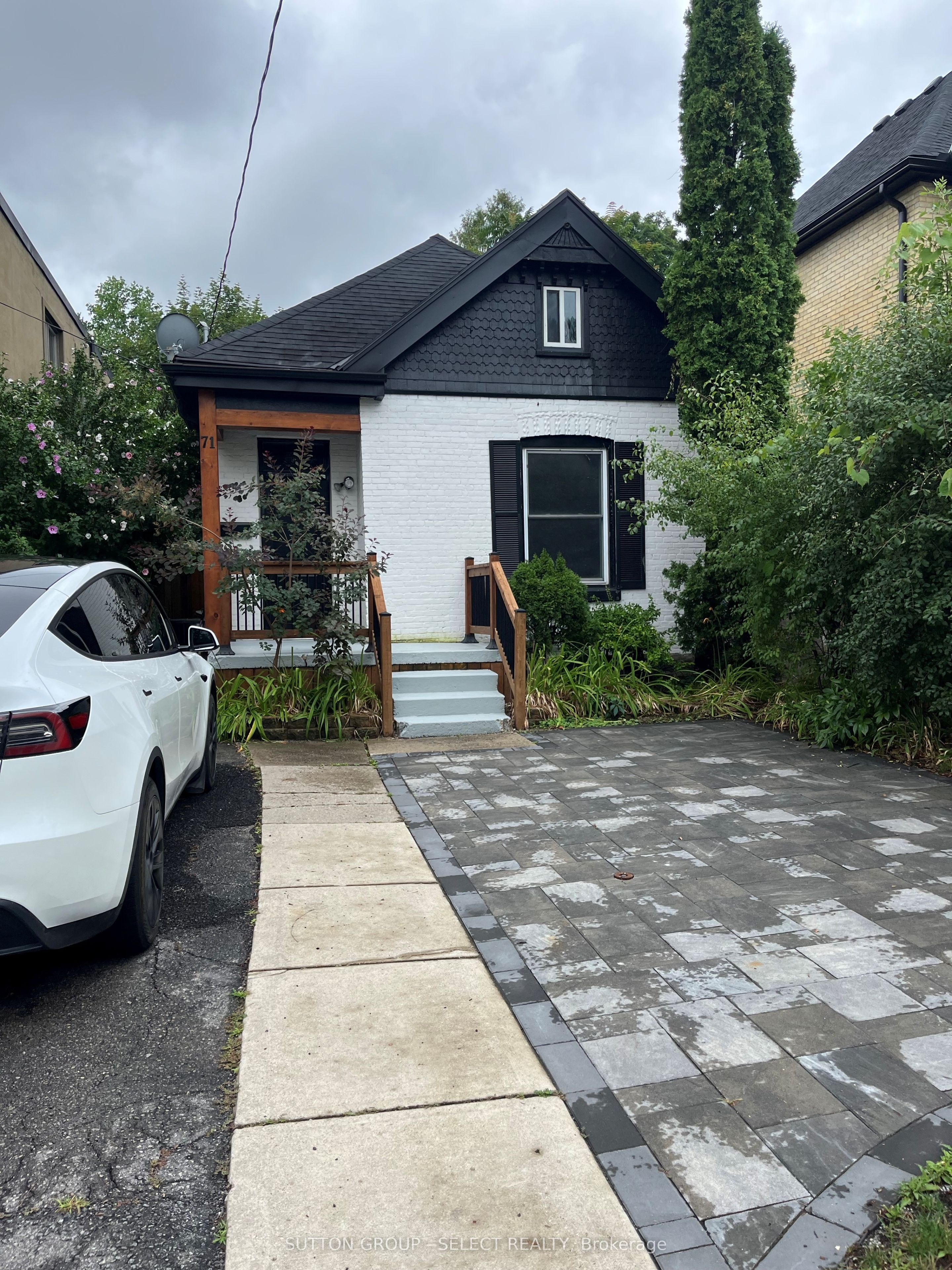 71 Briscoe Street E Property Photo 3