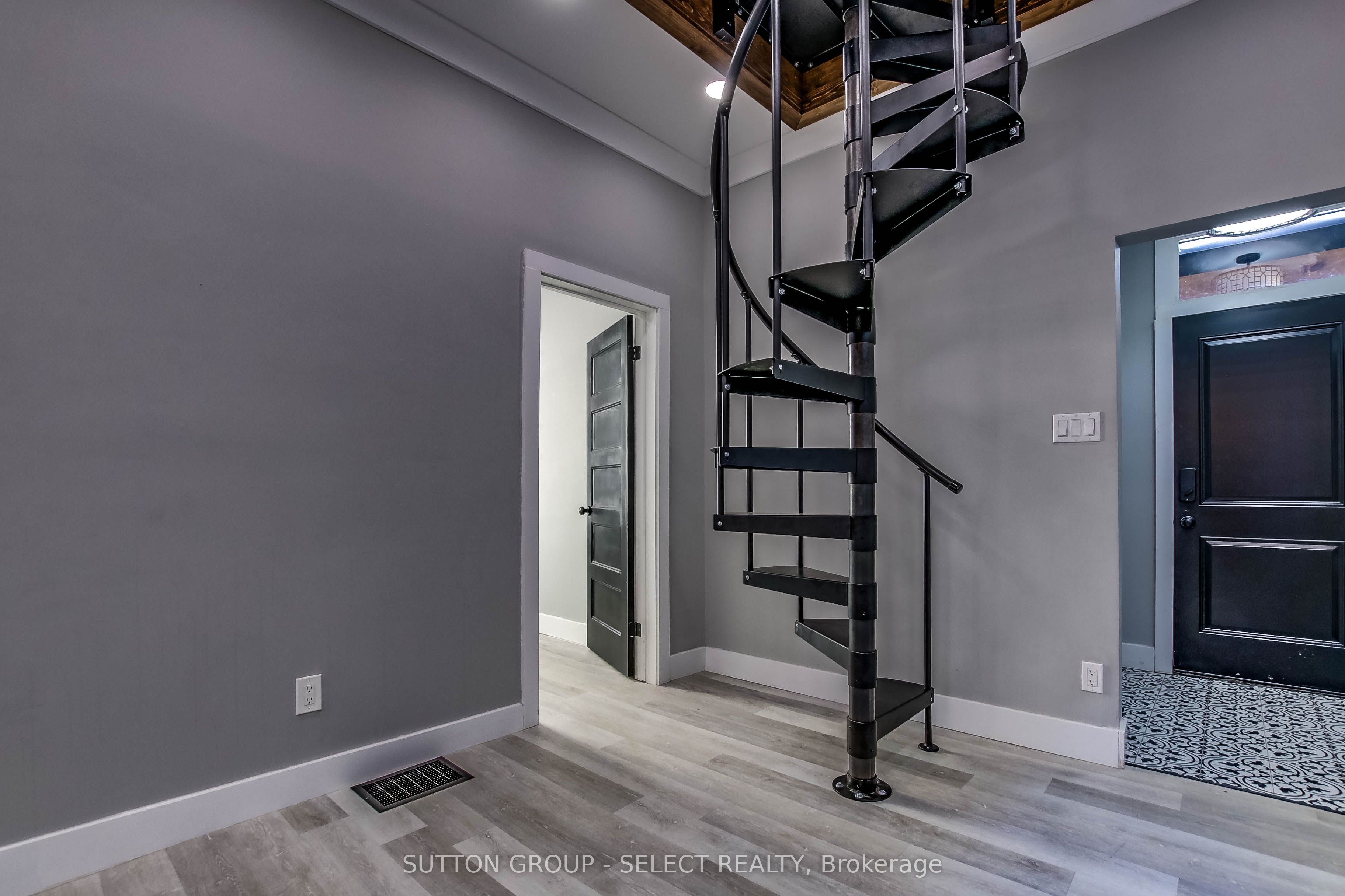 71 Briscoe Street E Property Photo 5