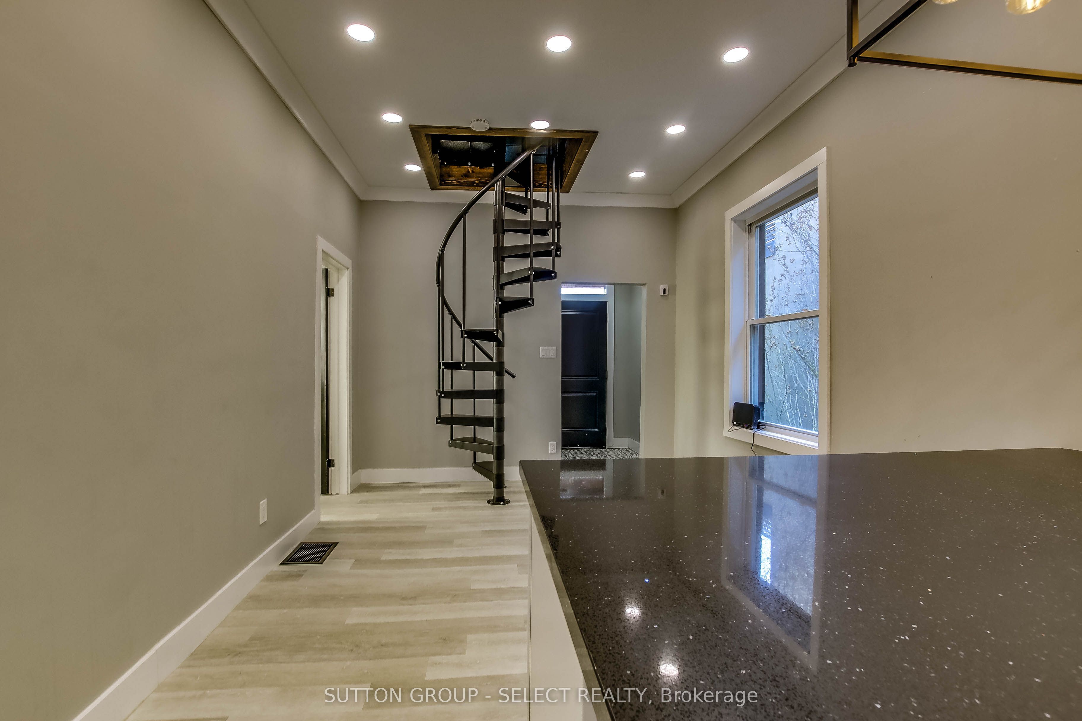 71 Briscoe Street E Property Photo 11