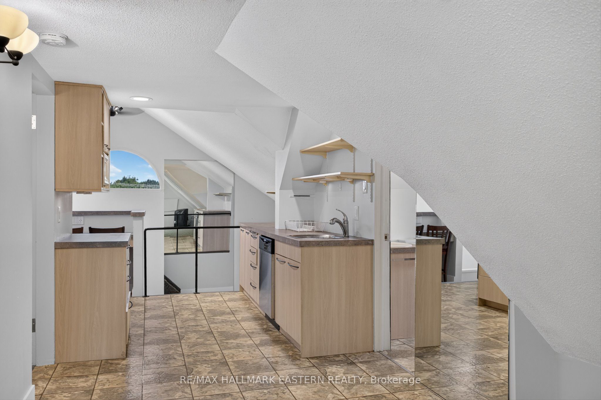 183 Aylmer Street N Property Photo 45