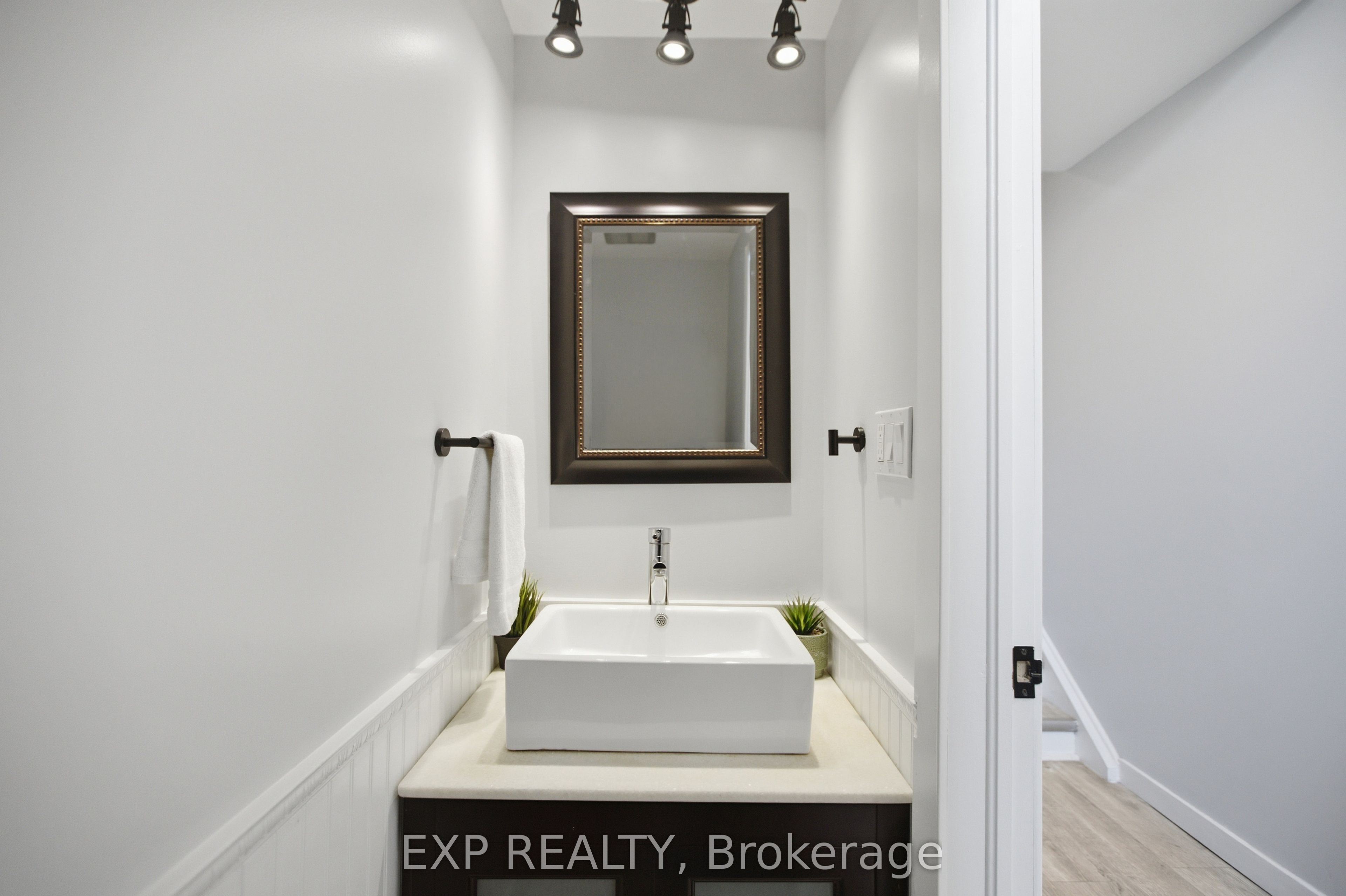 2092 Eric Crescent Property Photo 5