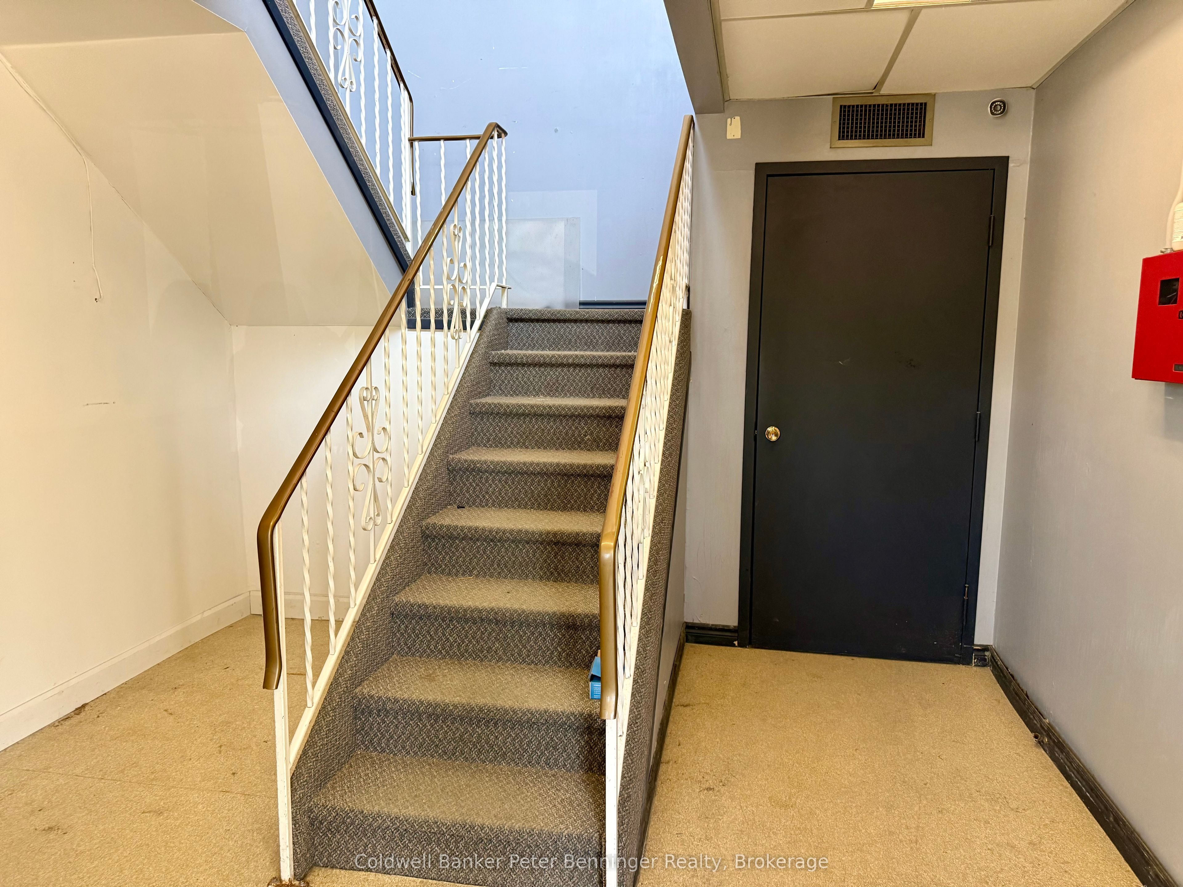 190 Elizabeth Street E Property Photo 4