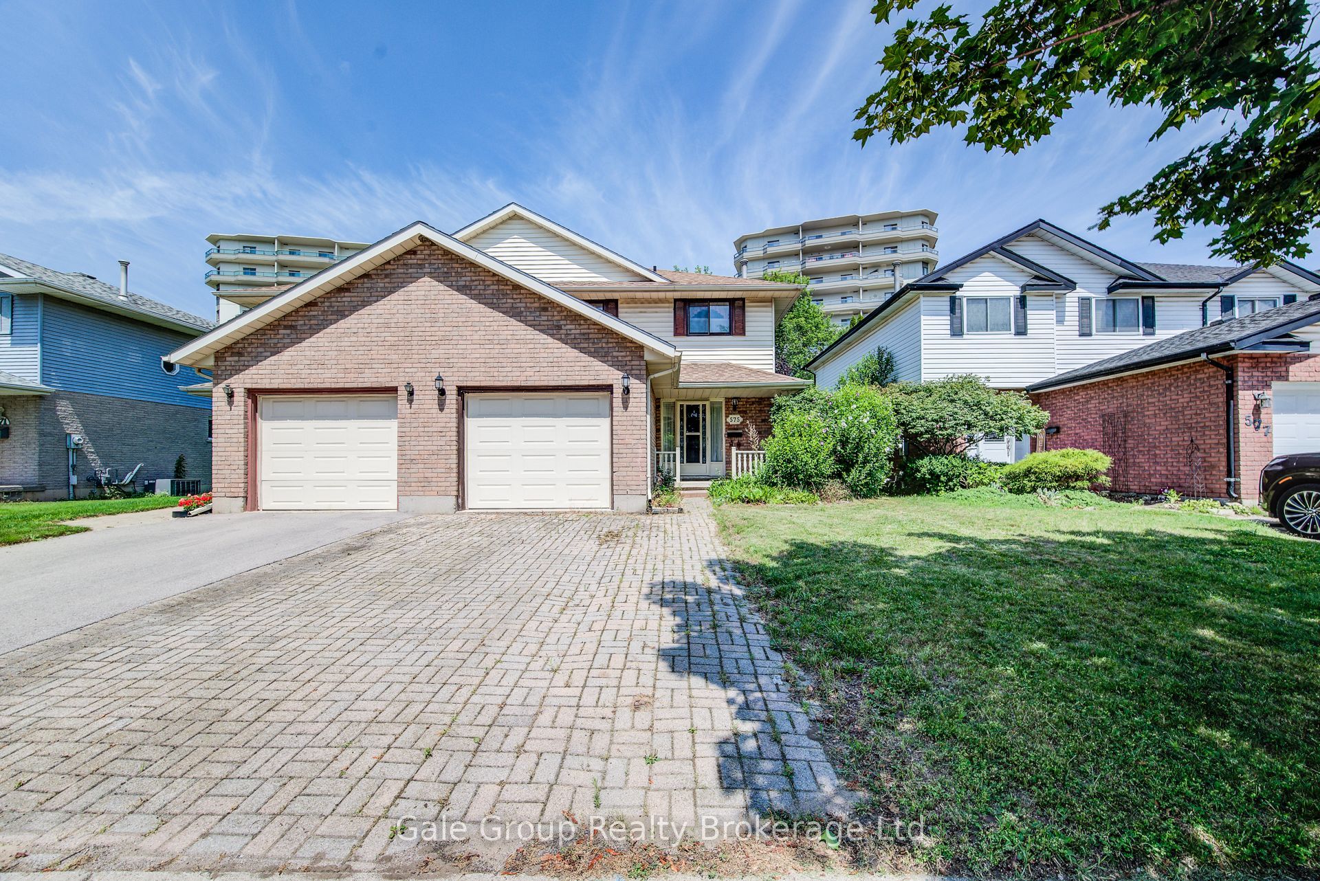 575 Springbank Avenue N Property Photo 1