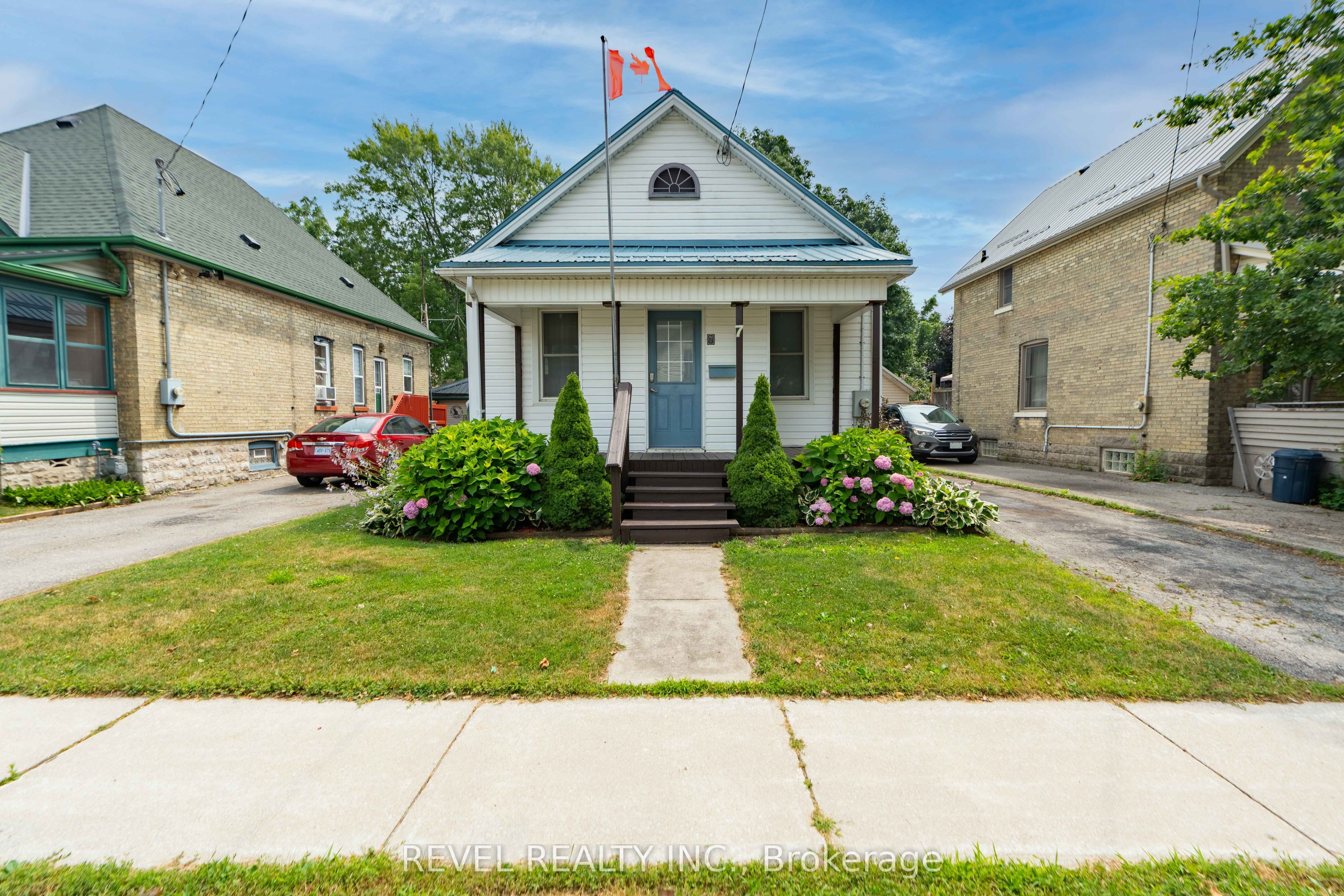7 Maple Street Property Photo 2