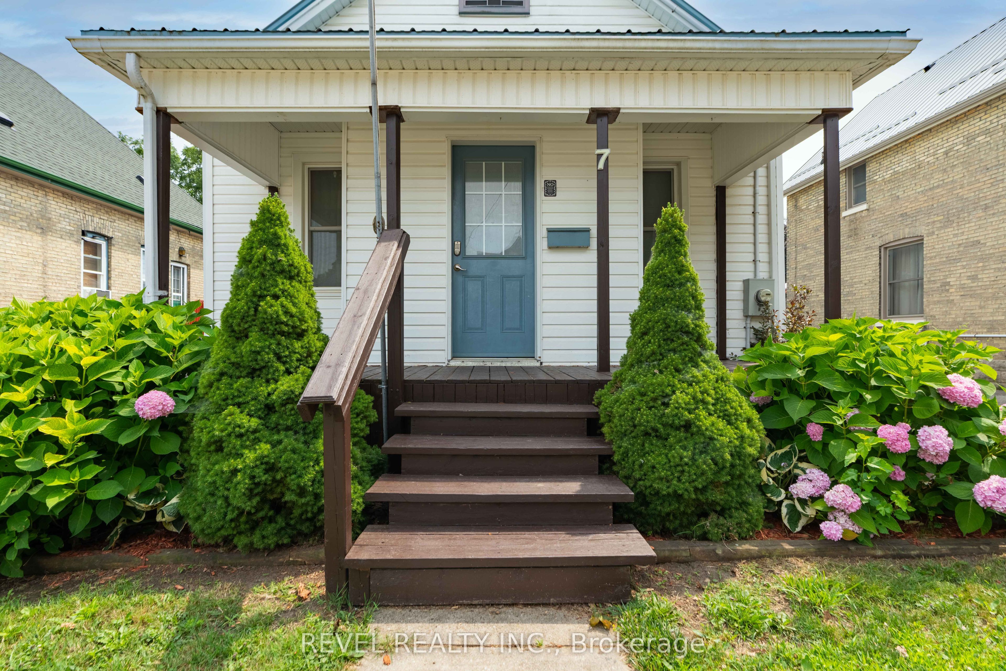 7 Maple Street Property Photo 3
