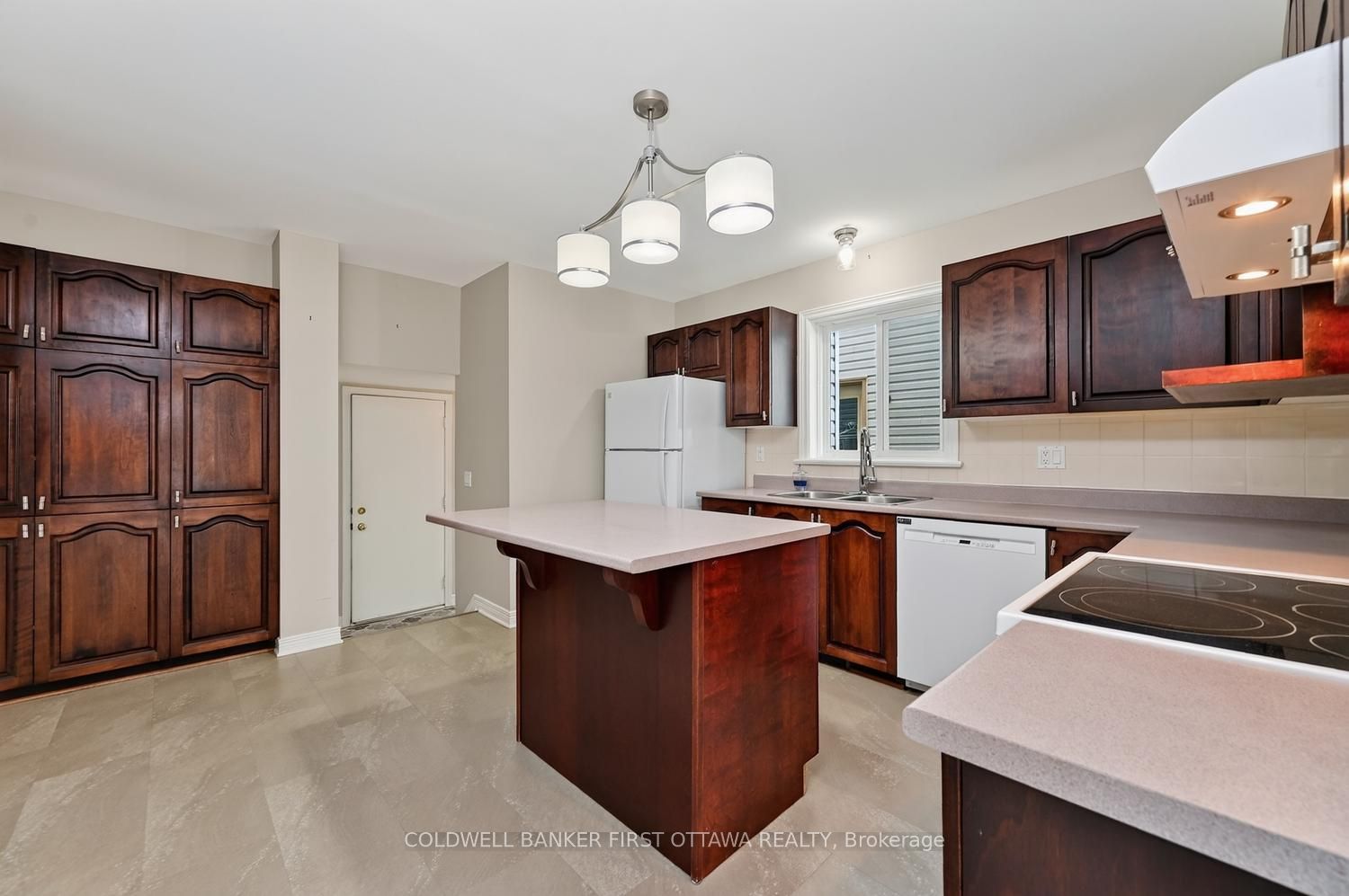 30 Rideaucrest Drive Property Photo 12