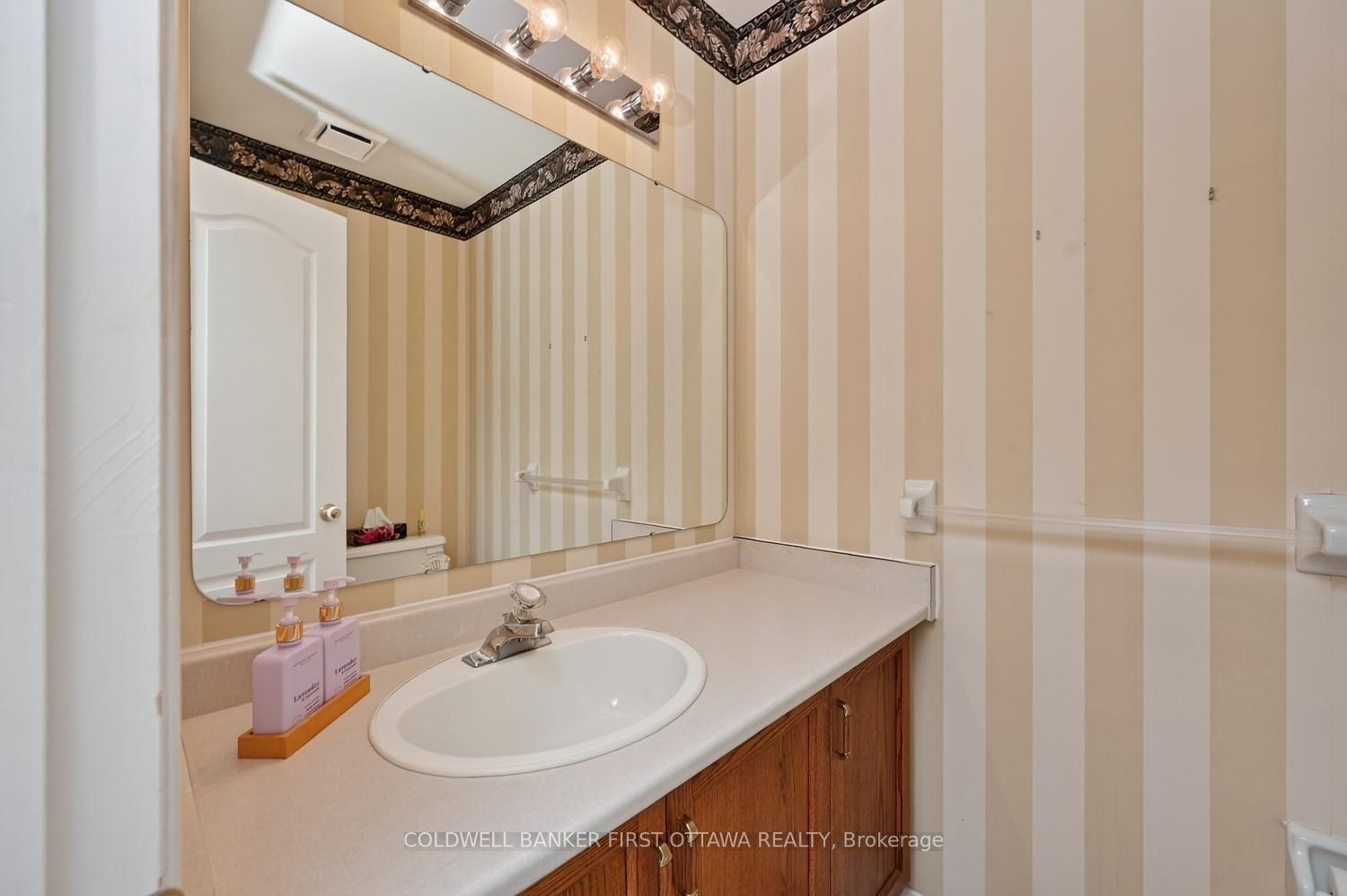 30 Rideaucrest Drive Property Photo 14