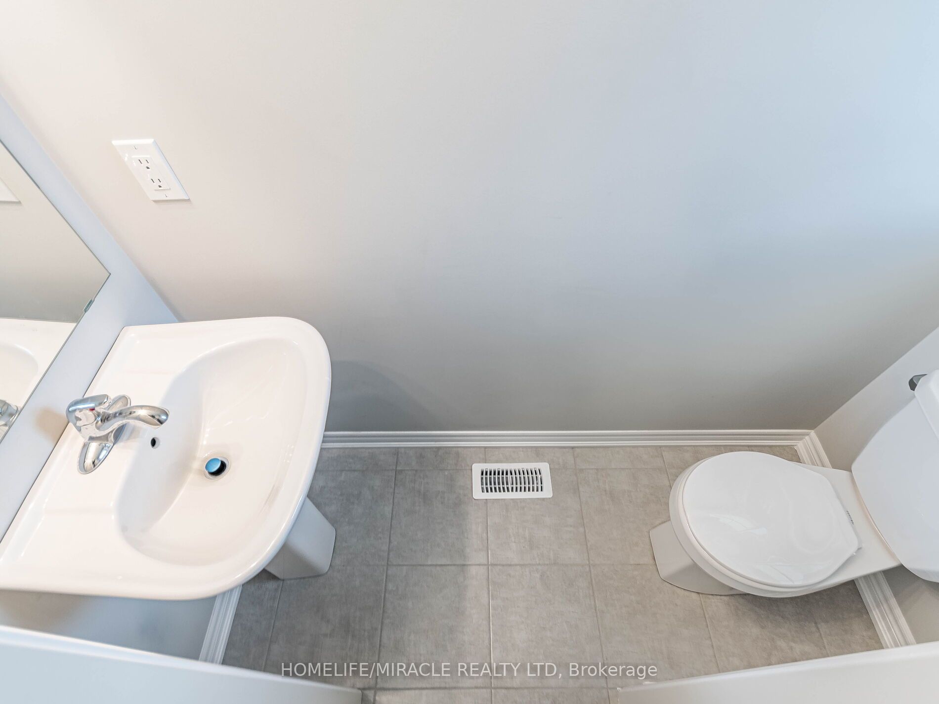 140 Aquasanta Crescent Property Photo 18