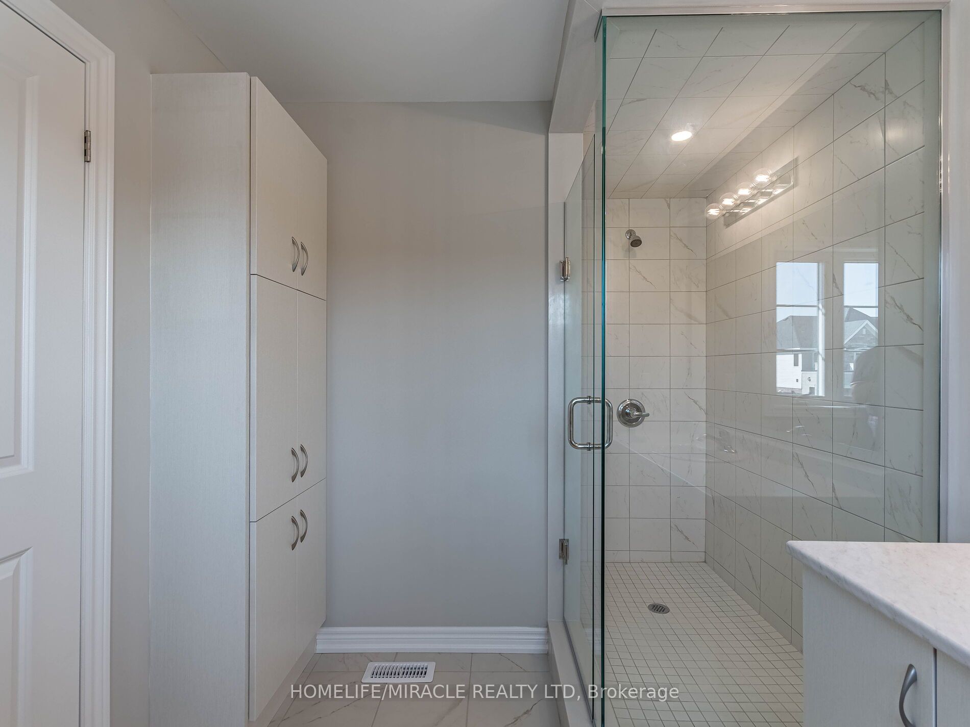 140 Aquasanta Crescent Property Photo 25