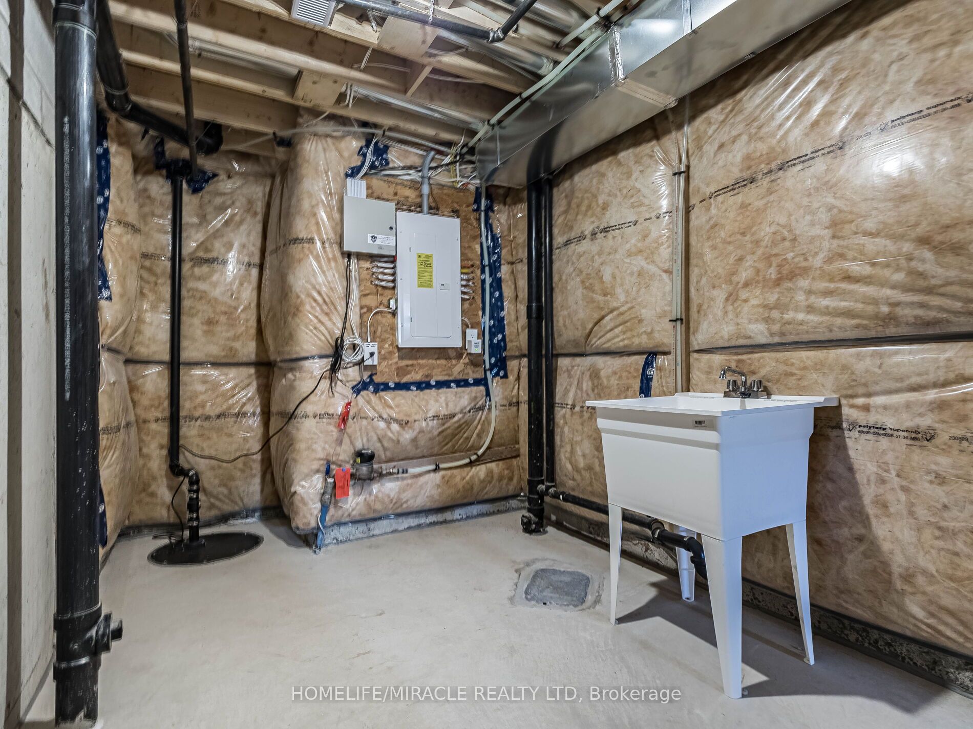 140 Aquasanta Crescent Property Photo 34