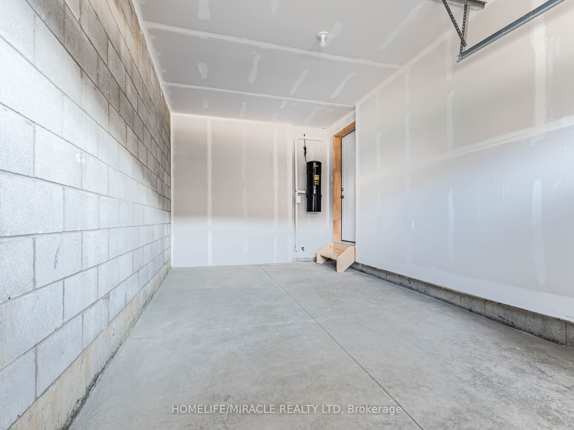 140 Aquasanta Crescent Property Photo 39