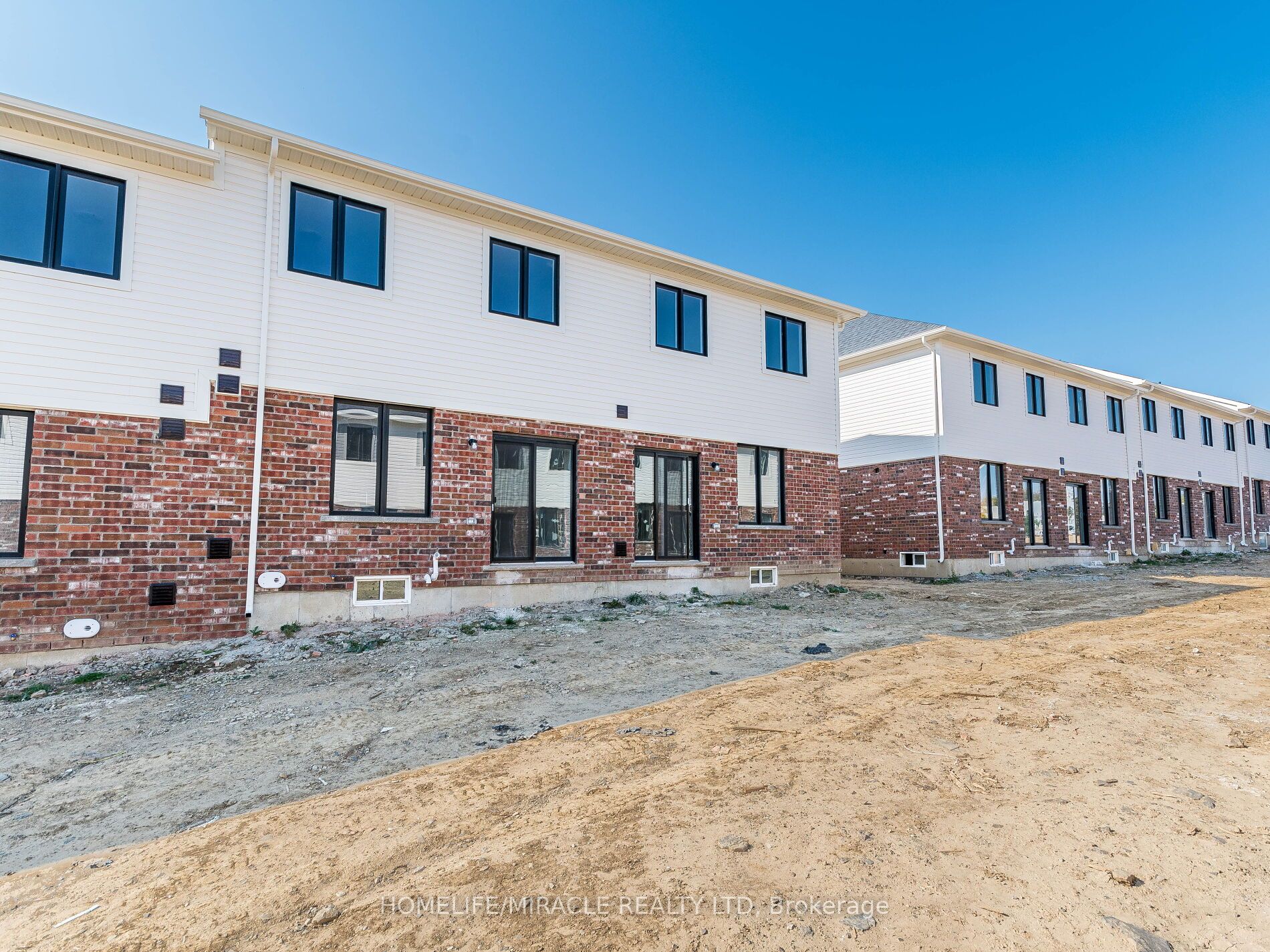 140 Aquasanta Crescent Property Photo 40