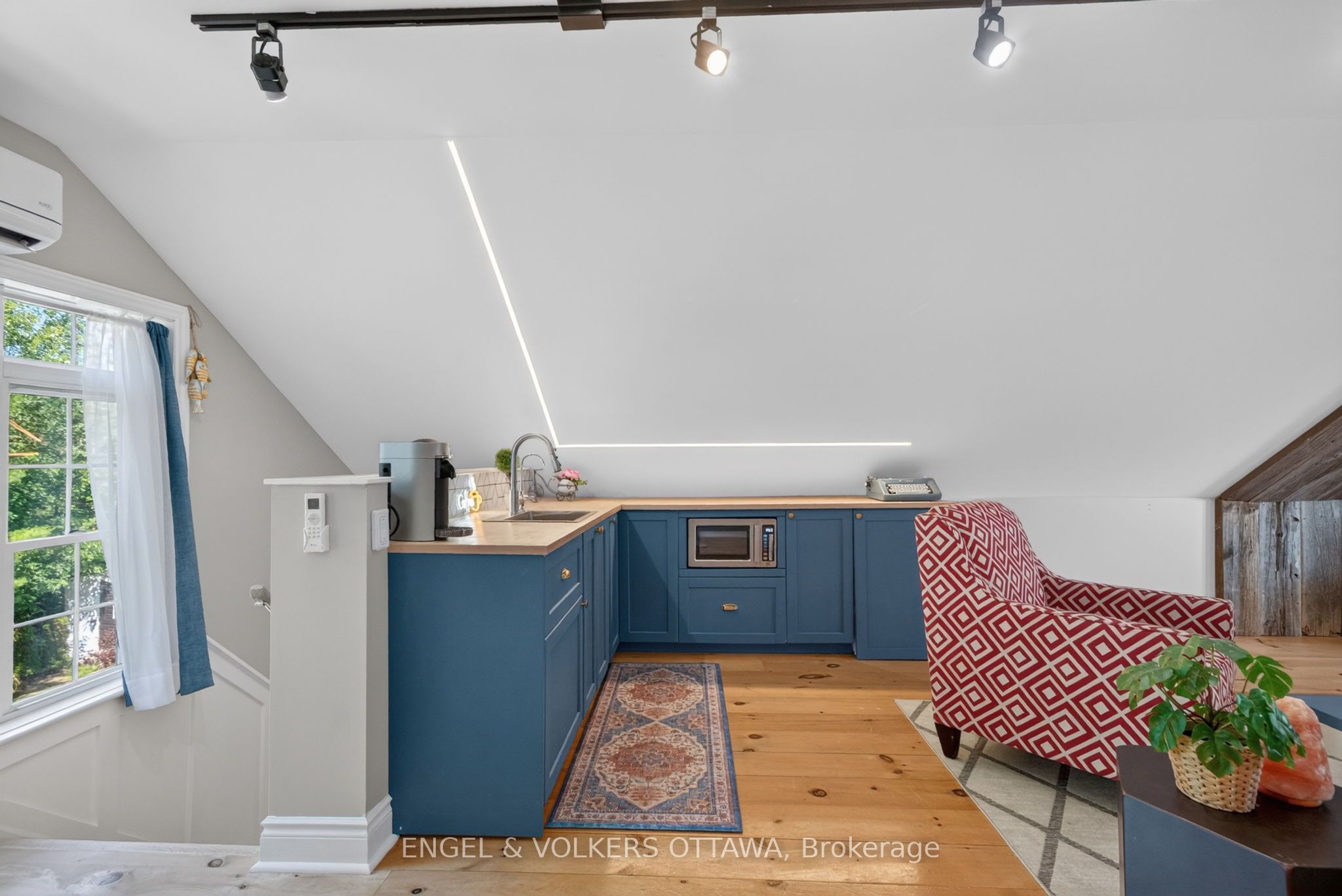 6881 Sparkling Lake Way Property Photo 8
