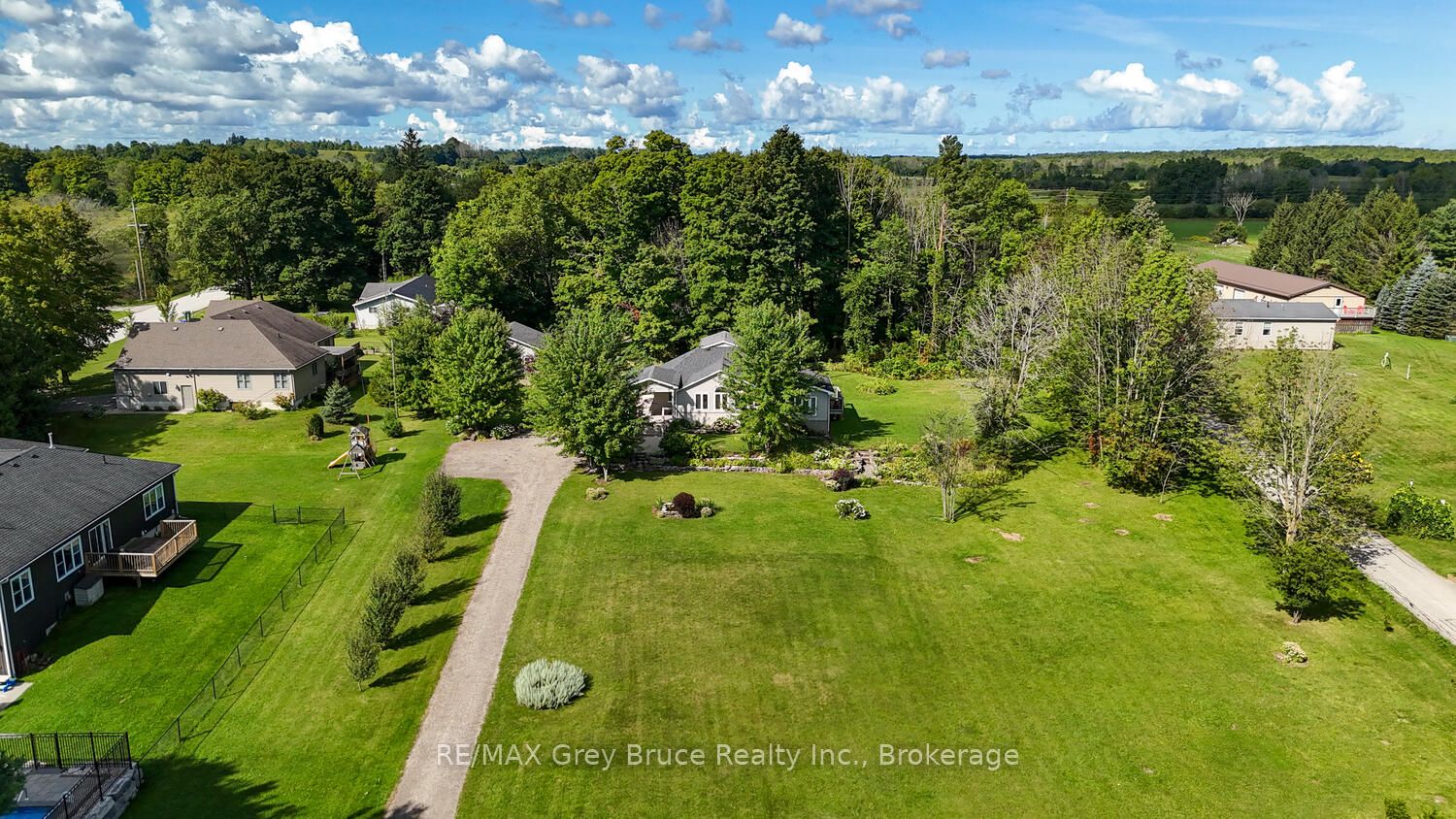 106 Drive-in Crescent Property Photo 2