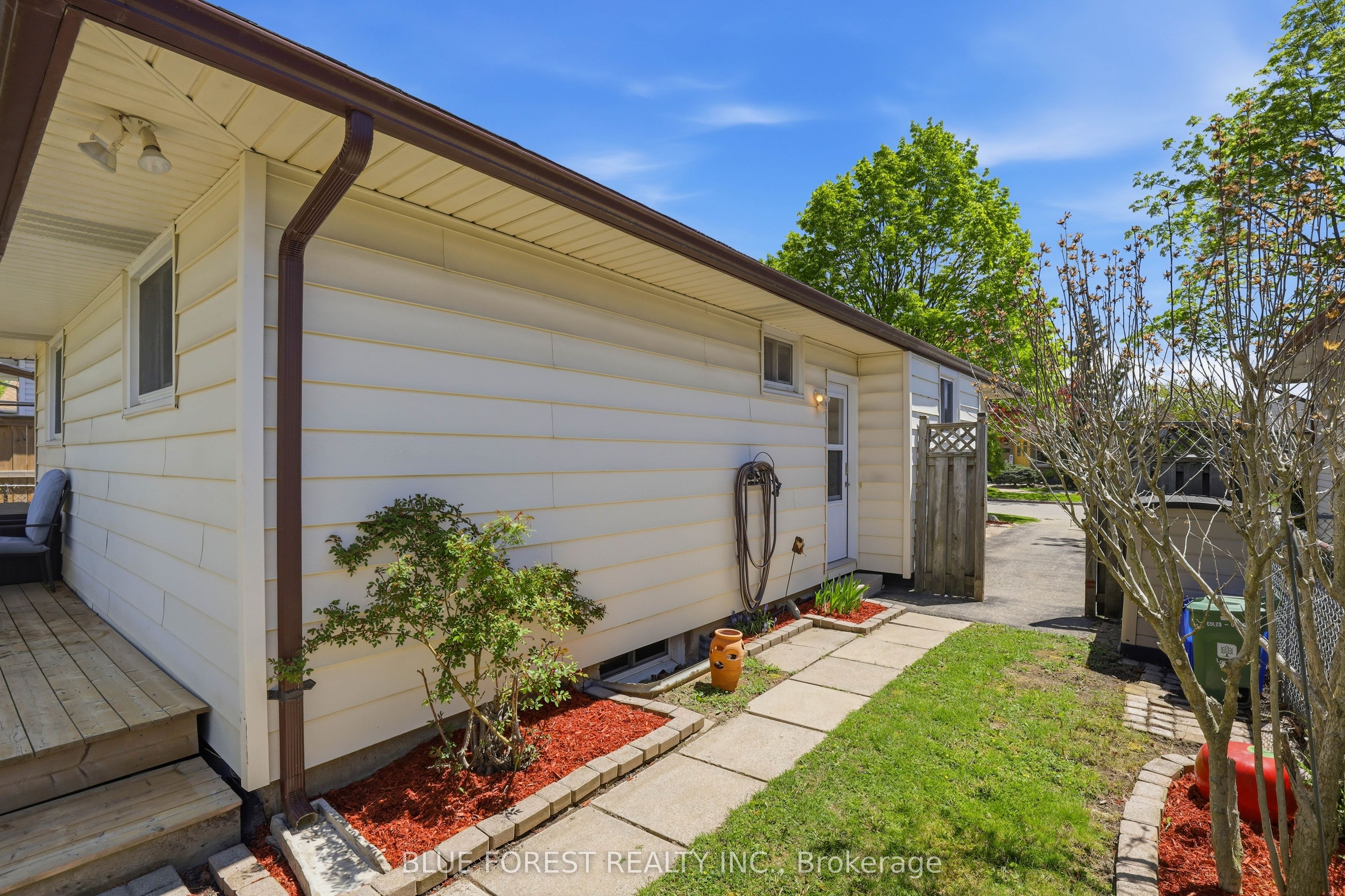 93 Nicholas Crescent Property Photo 2