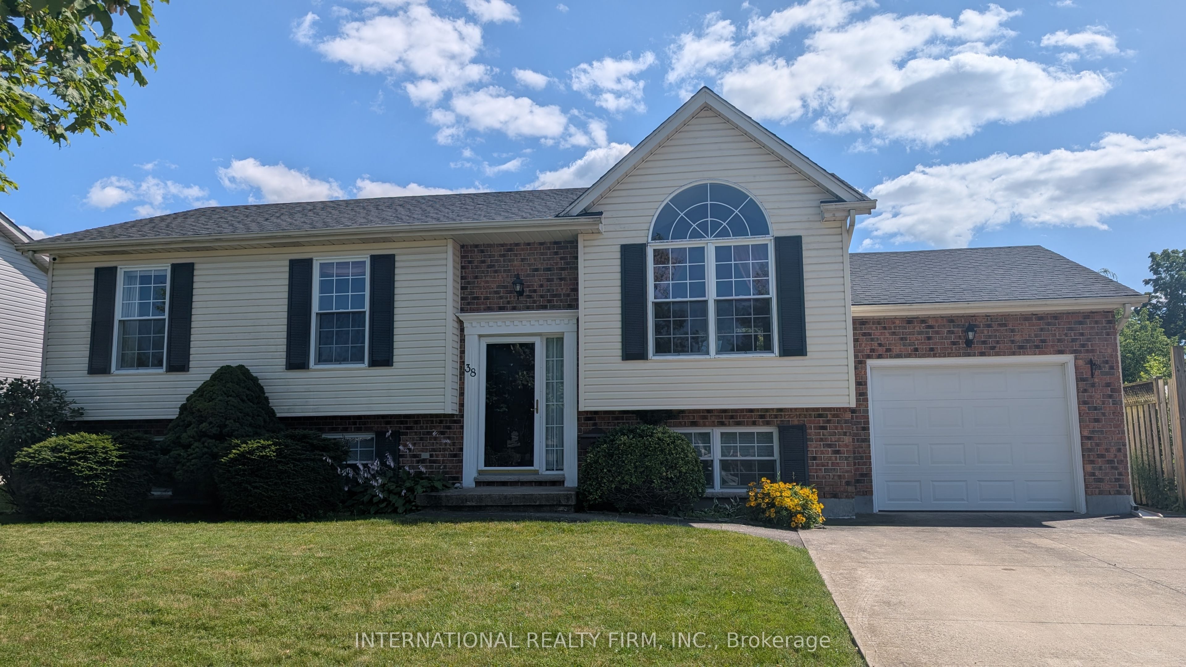 38 Windle Village Crescent Property Photo 1