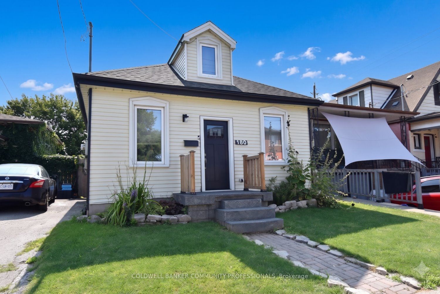 180 Province Street N Property Photo 1