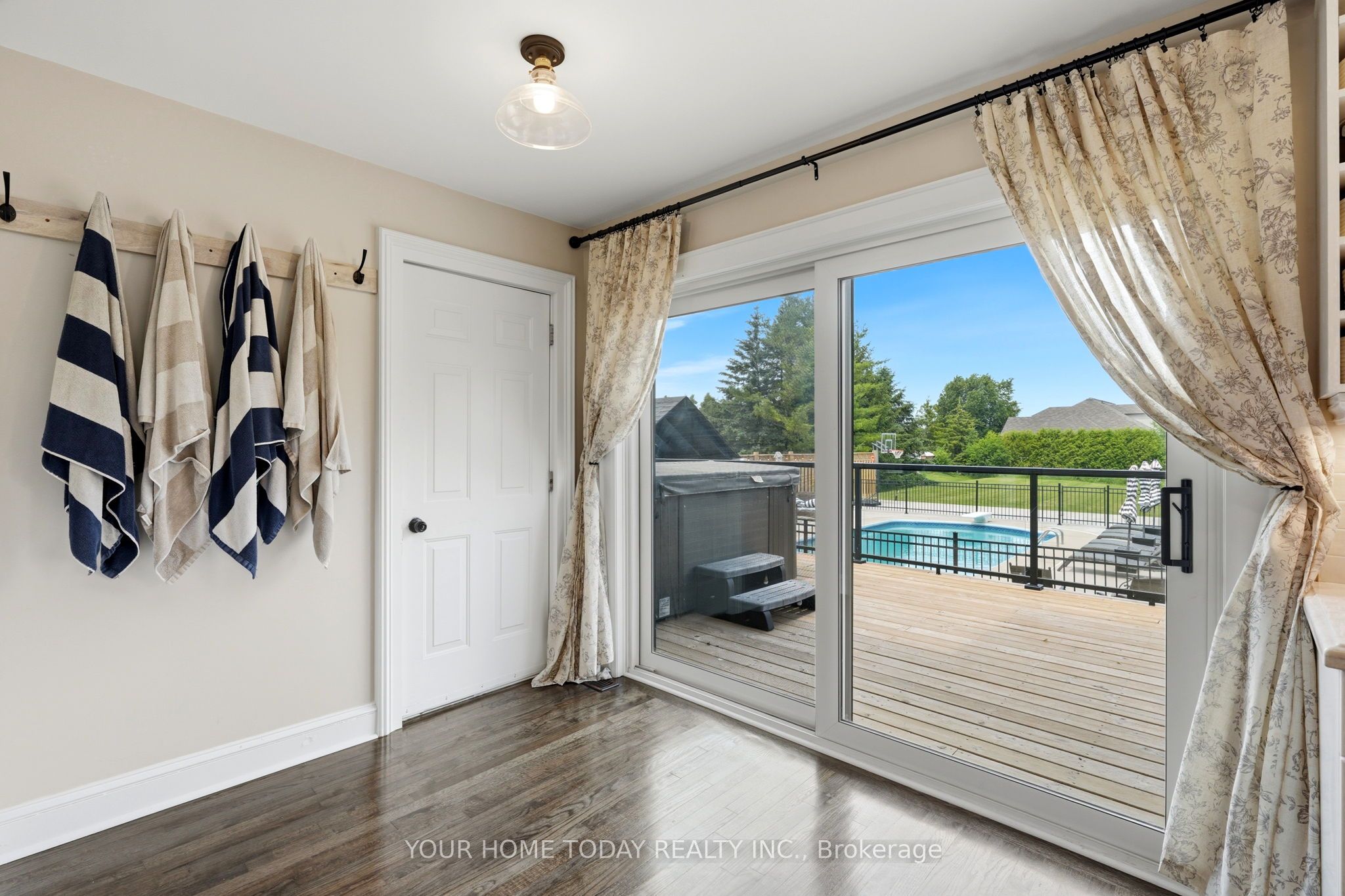 4925 Trafalgar Road Property Photo 17