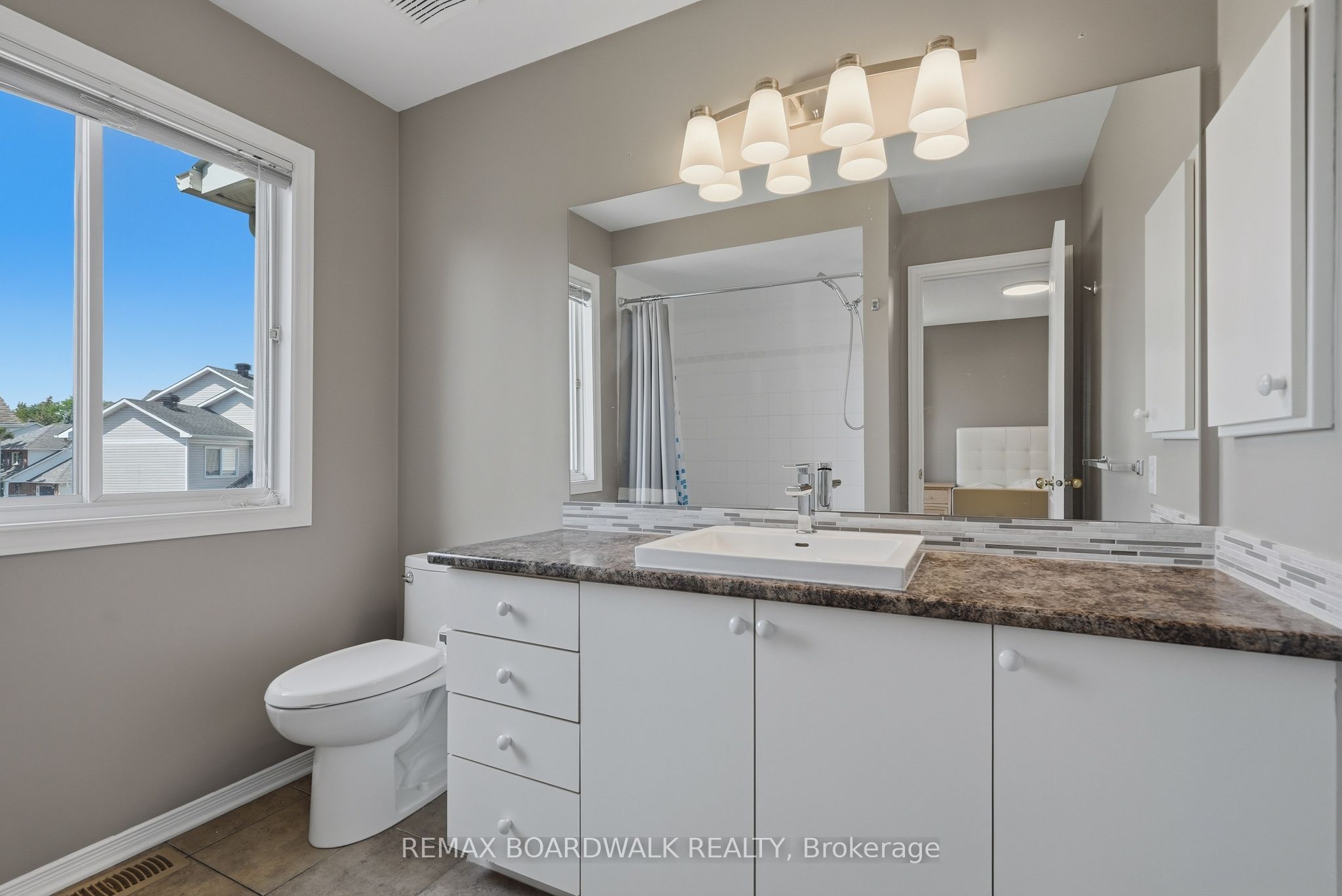 5981 Pineglade Crescent Property Photo 21