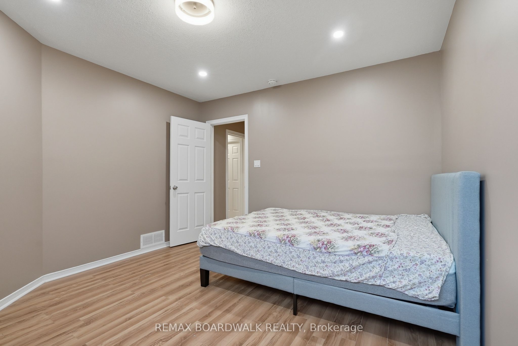 5981 Pineglade Crescent Property Photo 27