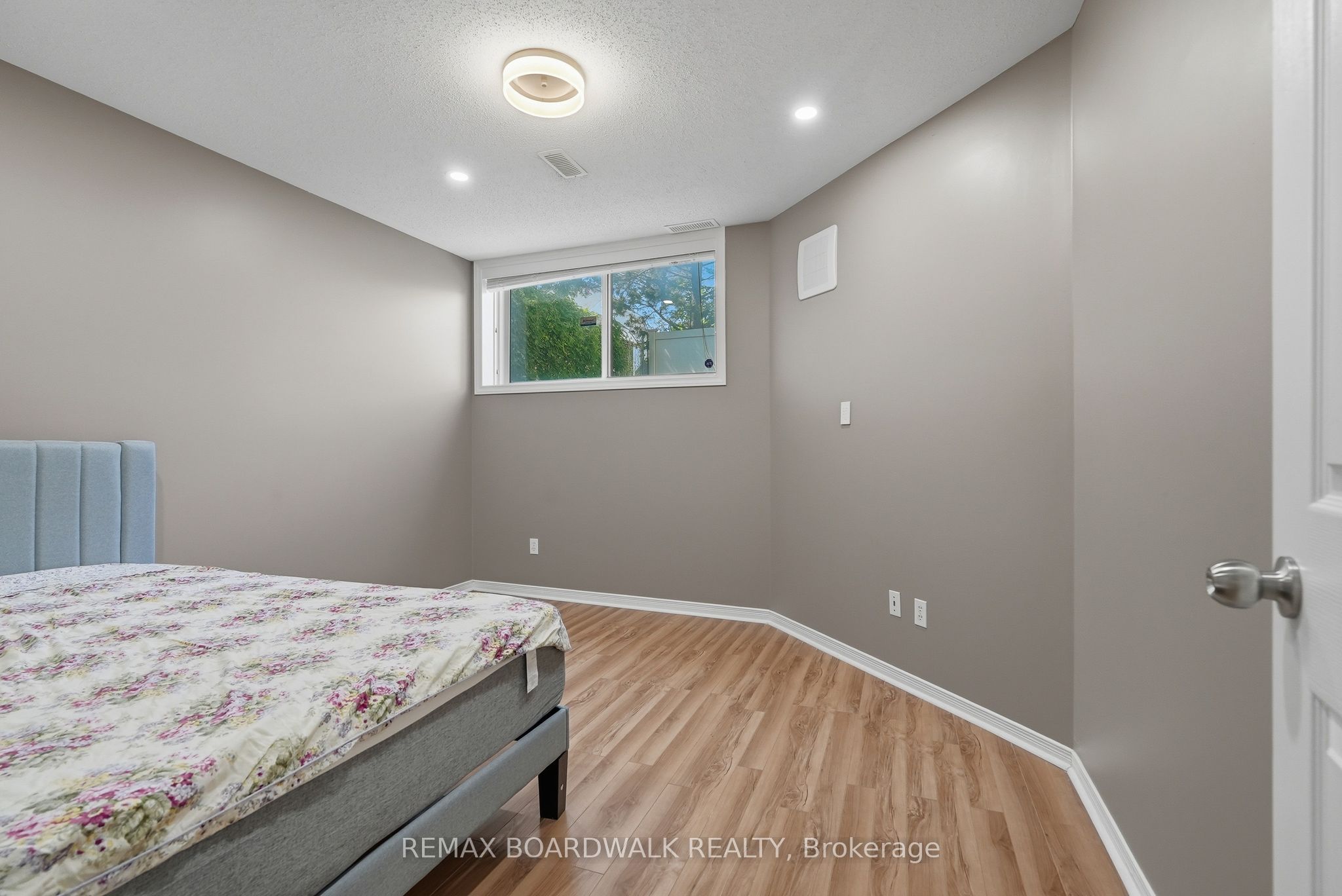 5981 Pineglade Crescent Property Photo 28