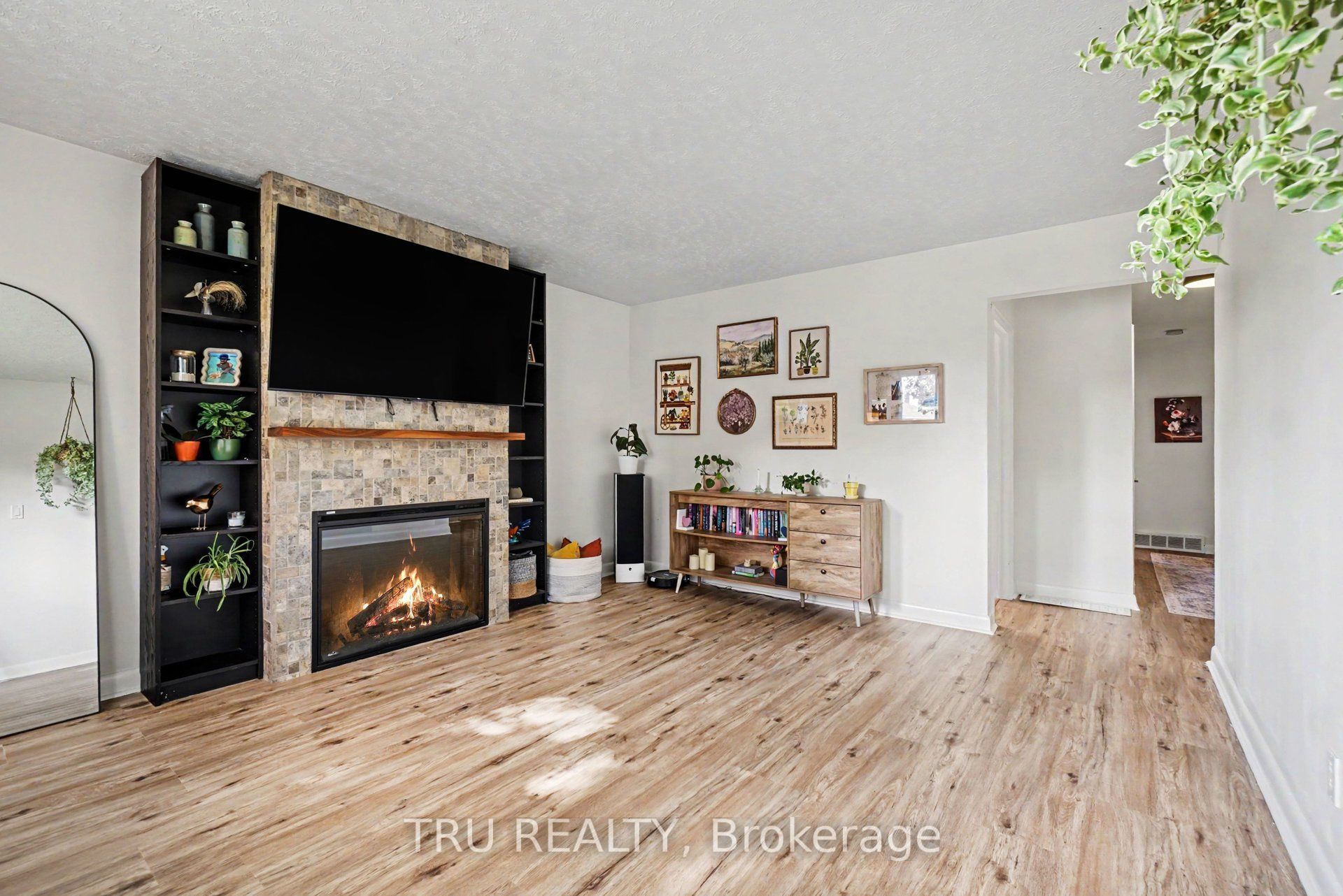 1275 Woodside Drive Property Photo 3
