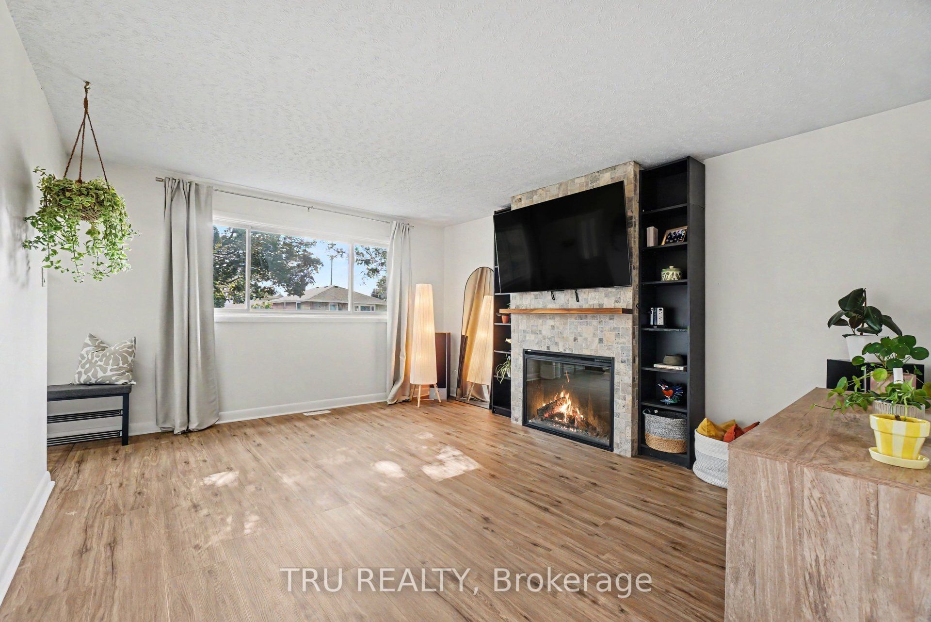 1275 Woodside Drive Property Photo 4