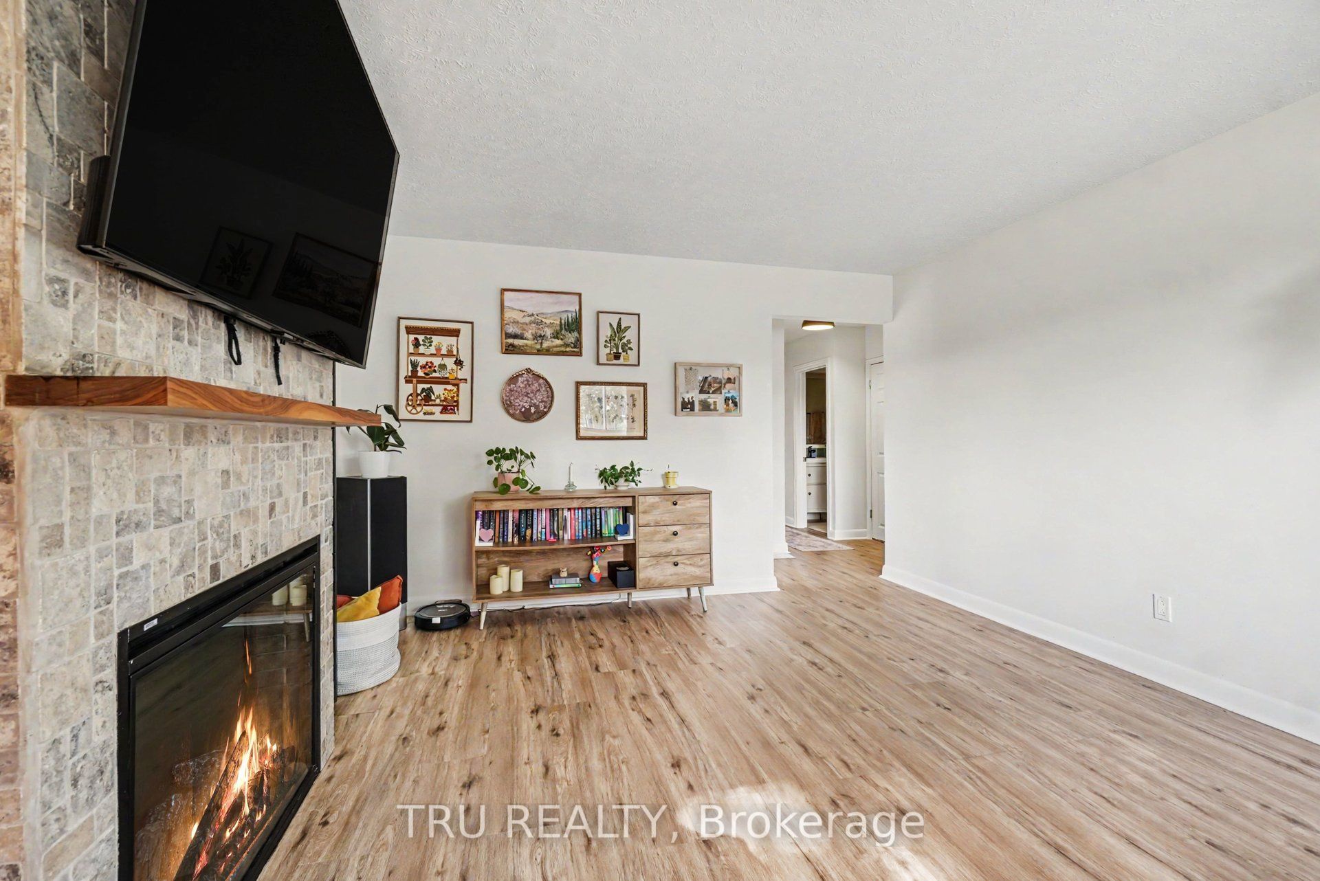 1275 Woodside Drive Property Photo 6