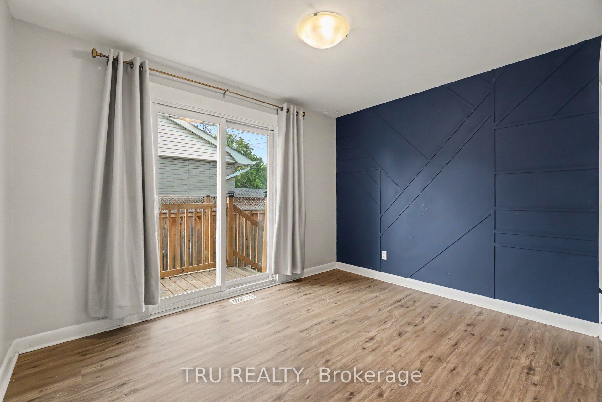1275 Woodside Drive Property Photo 12