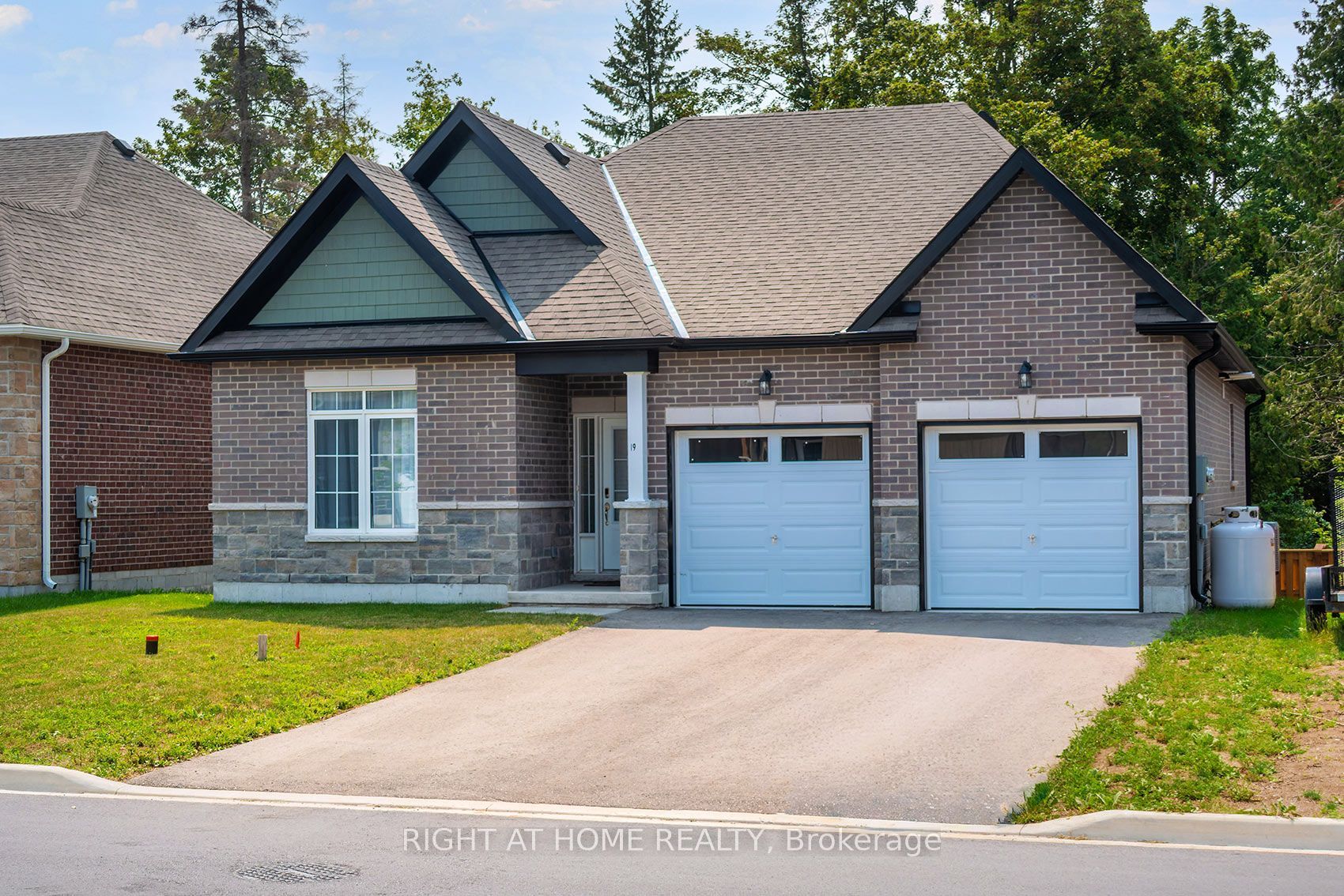 19 Hillcroft Way Property Photo 3