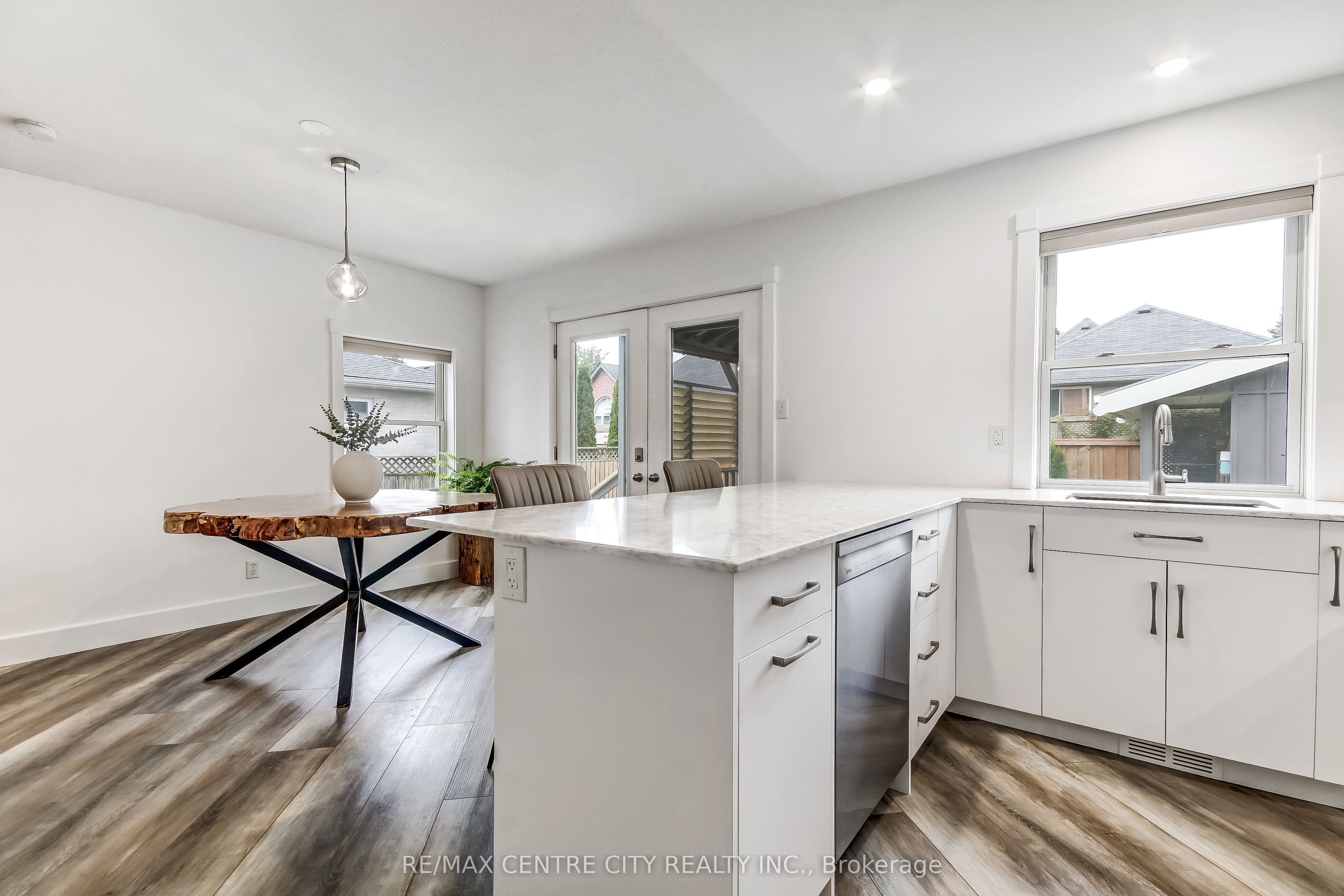 308 Selbourne Drive Property Photo 9