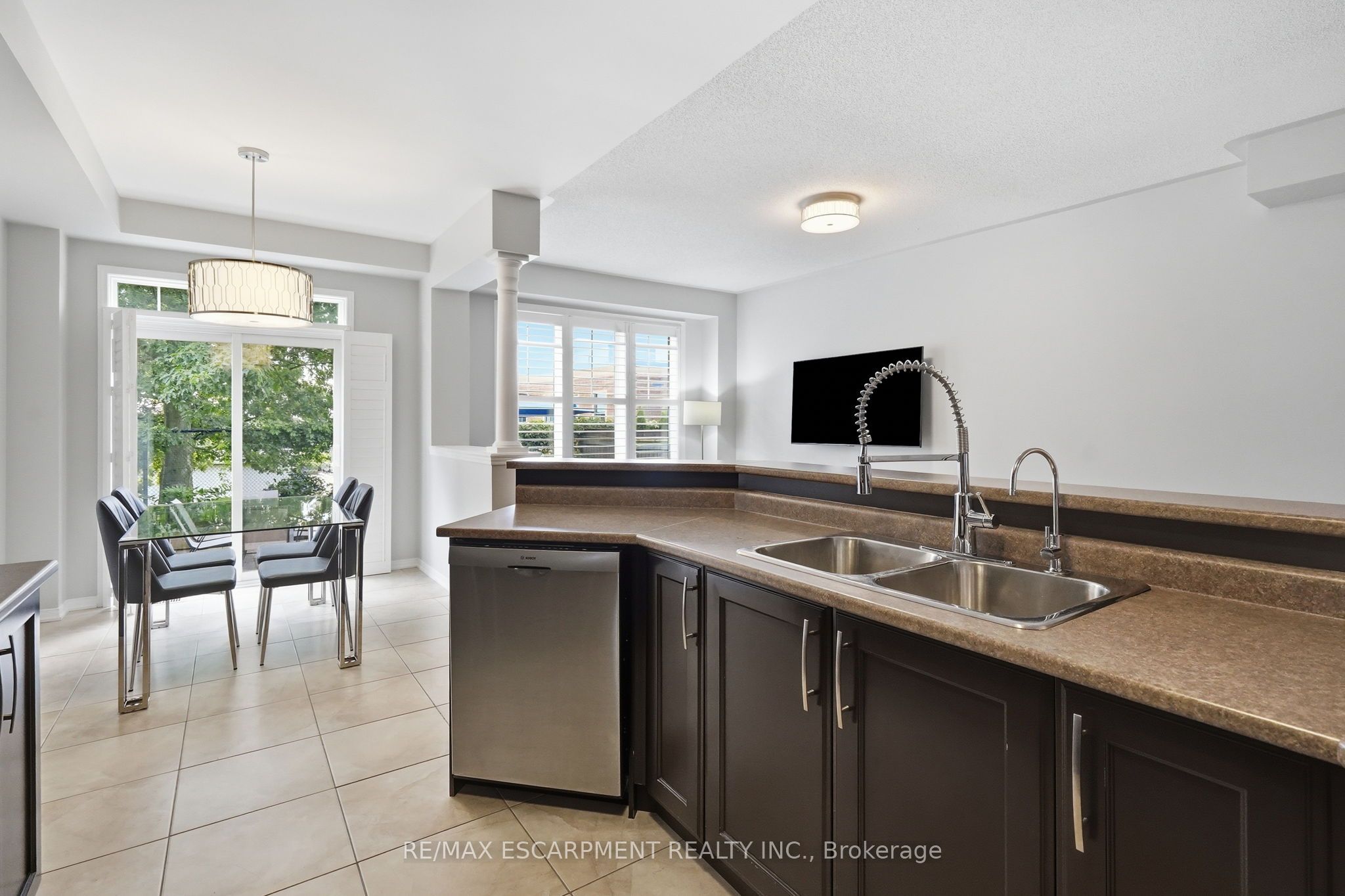 221 Nisbet Boulevard Property Photo 9