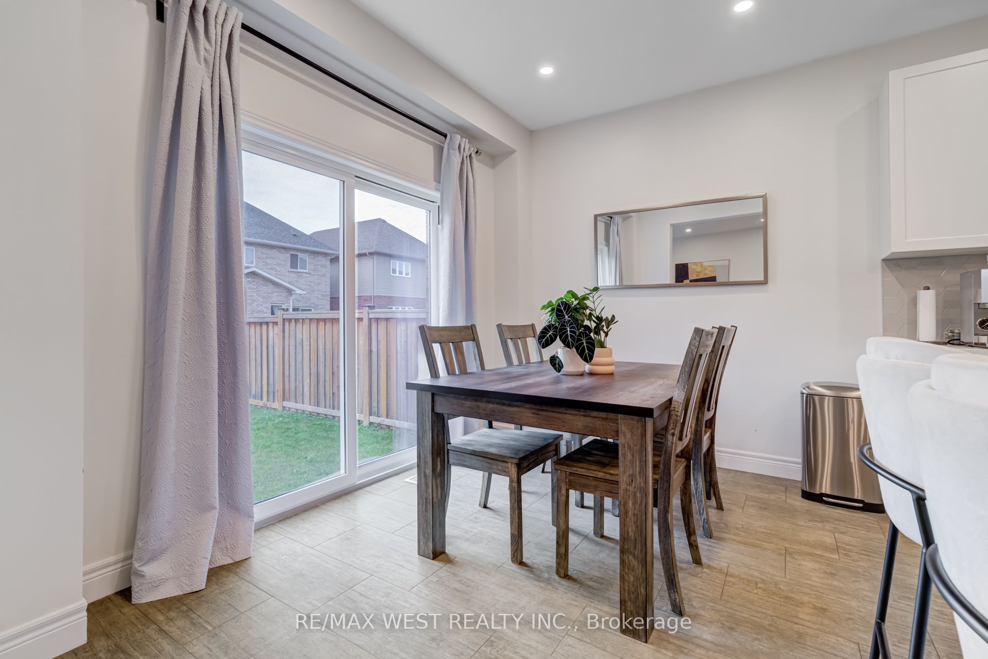 270 Dalgleish Trail Property Photo 17